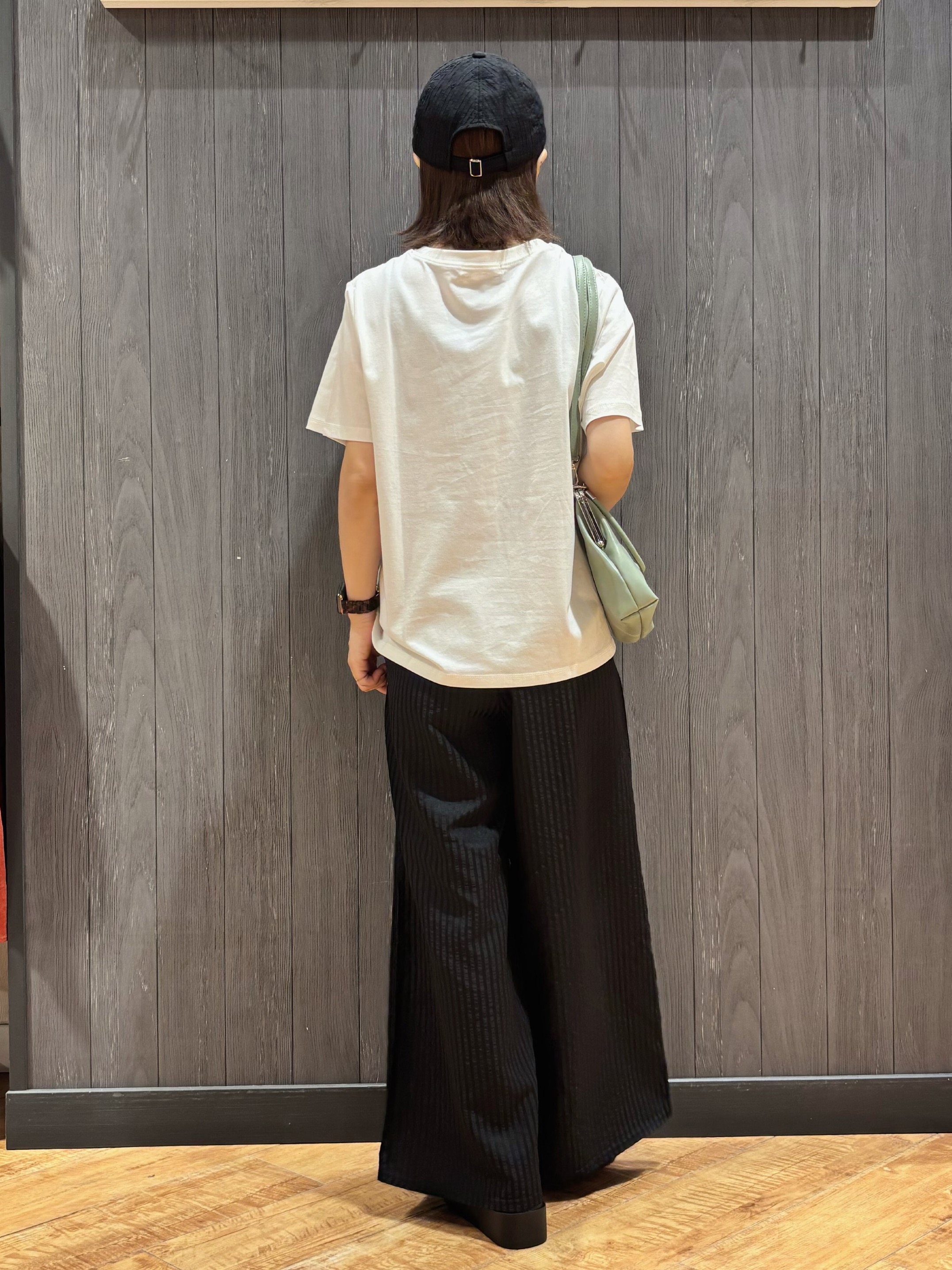 meiさんの「SHOO･LA･RUE｜【S-LL/洗濯機可】大人のベーシックカラープリントTシャツ」を使ったコーディネート