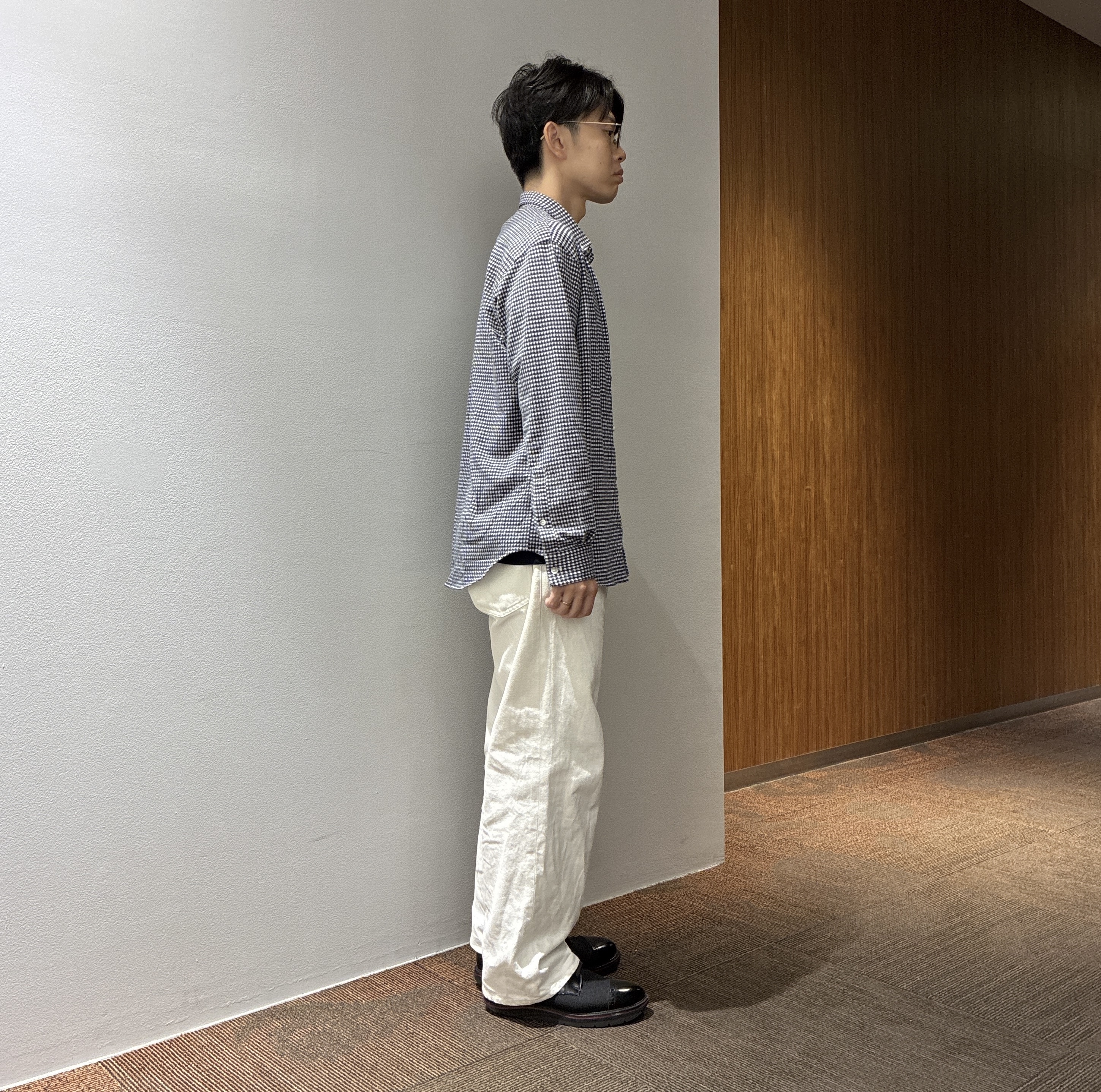 わいずみさんの「TAKEO KIKUCHI｜【抗菌防臭/シーズンレス】シアサッカーギンガムチェック ストレッチシャツ」を使ったコーディネート