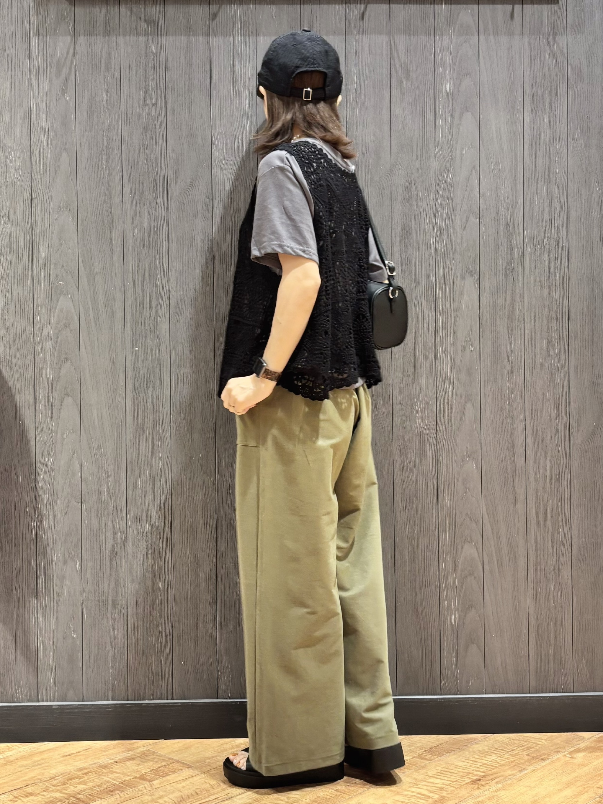 meiさんの「SHOO･LA･RUE｜【2点セット/体型カバー】瞬間レイヤードコーデが完成 クロシェ編みベスト+ロゴT」を使ったコーディネート