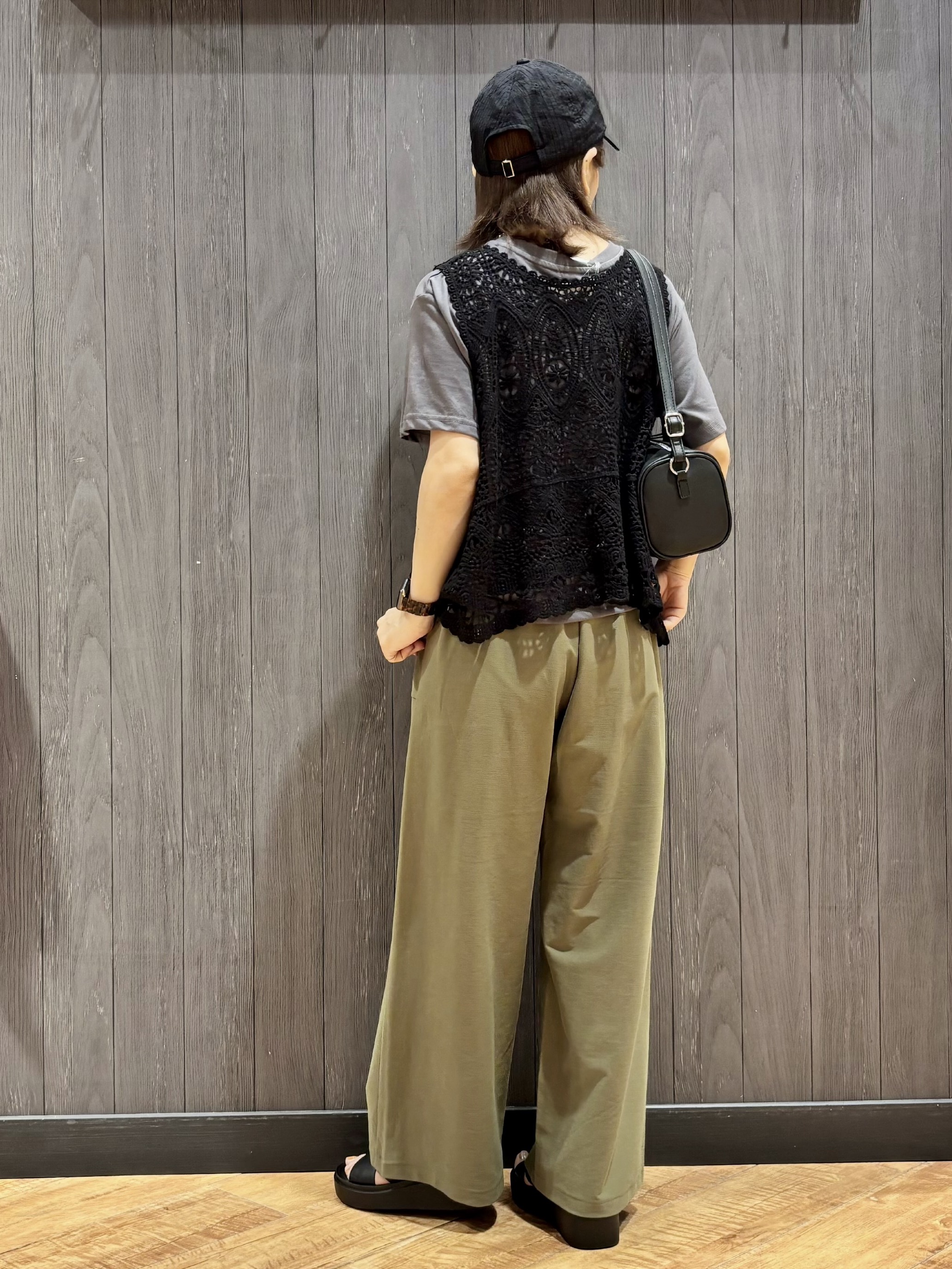 meiさんの「SHOO･LA･RUE｜【2点セット/体型カバー】瞬間レイヤードコーデが完成 クロシェ編みベスト+ロゴT」を使ったコーディネート