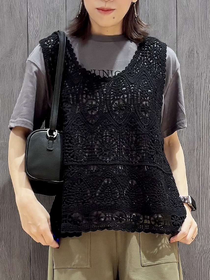 meiさんの「SHOO･LA･RUE｜【2点セット/体型カバー】瞬間レイヤードコーデが完成 クロシェ編みベスト+ロゴT」を使ったコーディネート