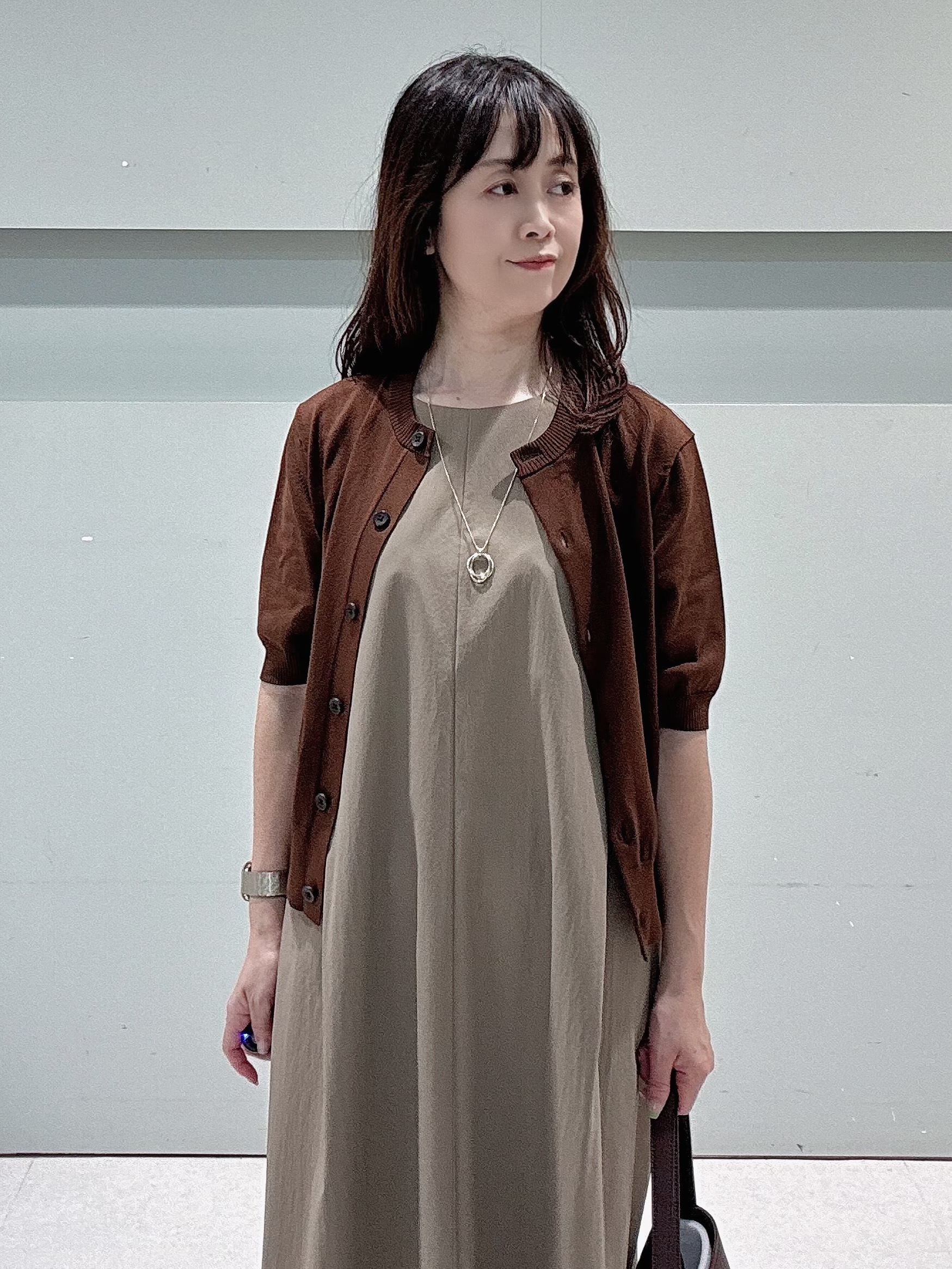 makiさんの「UNTITLED｜【すっきり秋羽織り/前開きボタン】ドライタッチ5分袖カーディガン」を使ったコーディネート