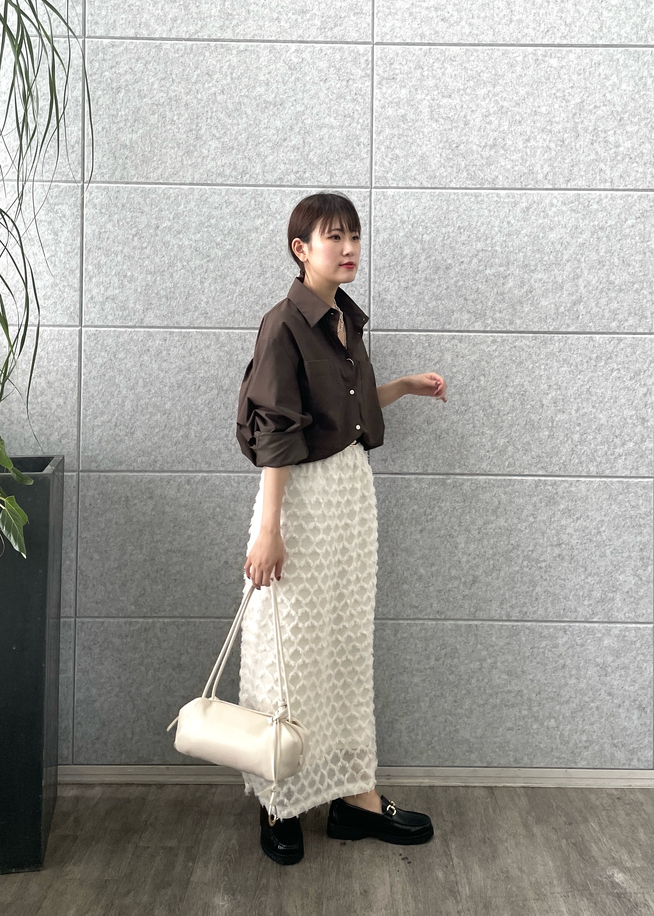 Renoさんの「INDIVI｜タイムレスフォルムシャツ【LIVE紹介／上枝みどりさん着用】」を使ったコーディネート