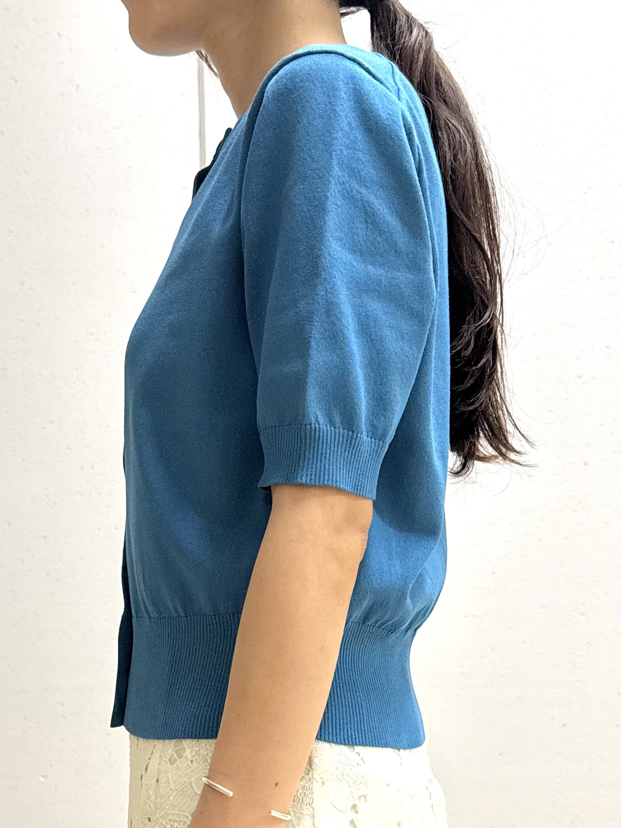 mamiさんの「INDIVI｜【すっきり秋羽織り/前開きボタン】ドライタッチ5分袖カーディガン」を使ったコーディネート