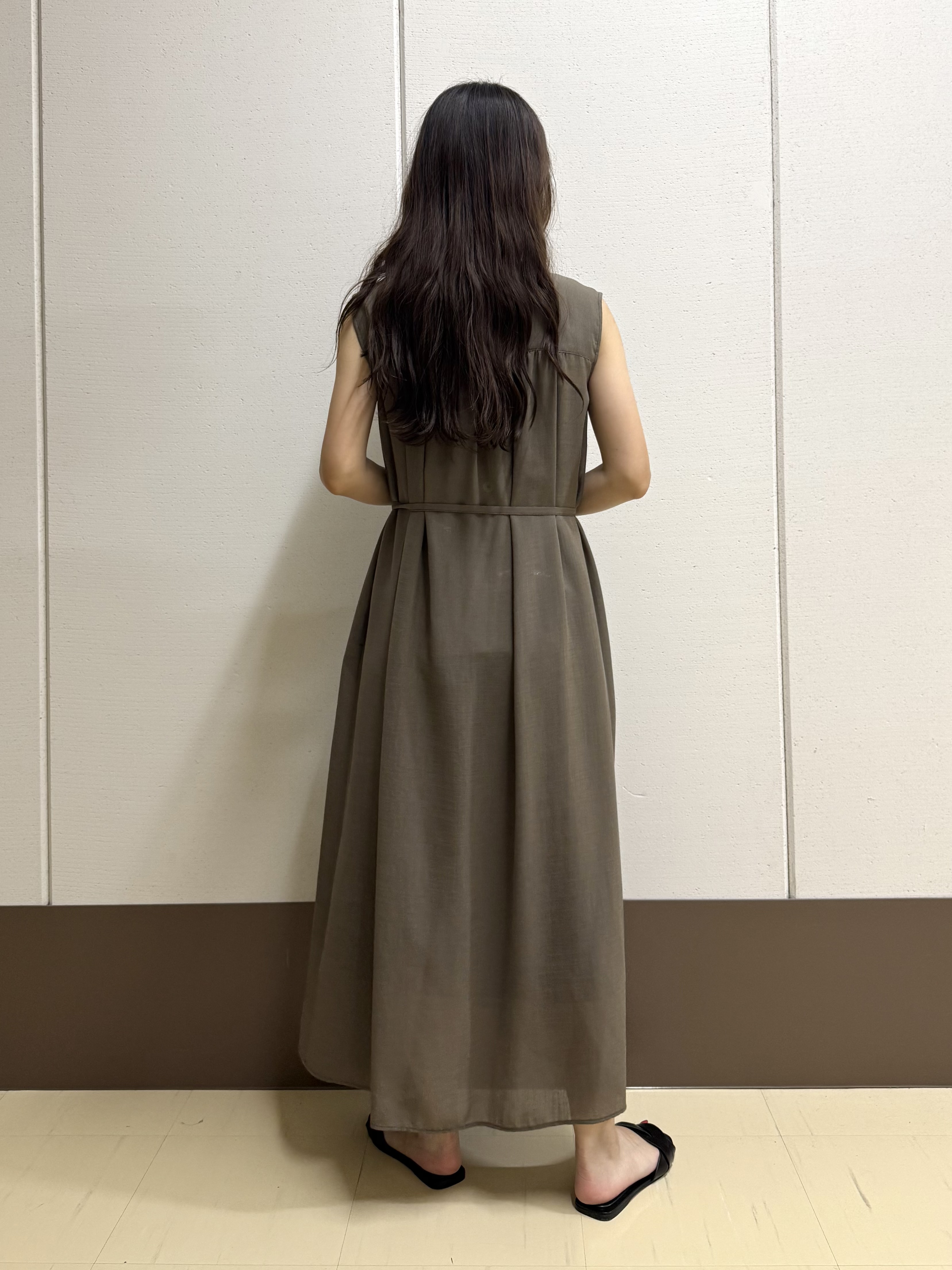 mamiさんの「INDIVI｜【秋映え/ジレとしても〇】シアーVネックワンピース」を使ったコーディネート