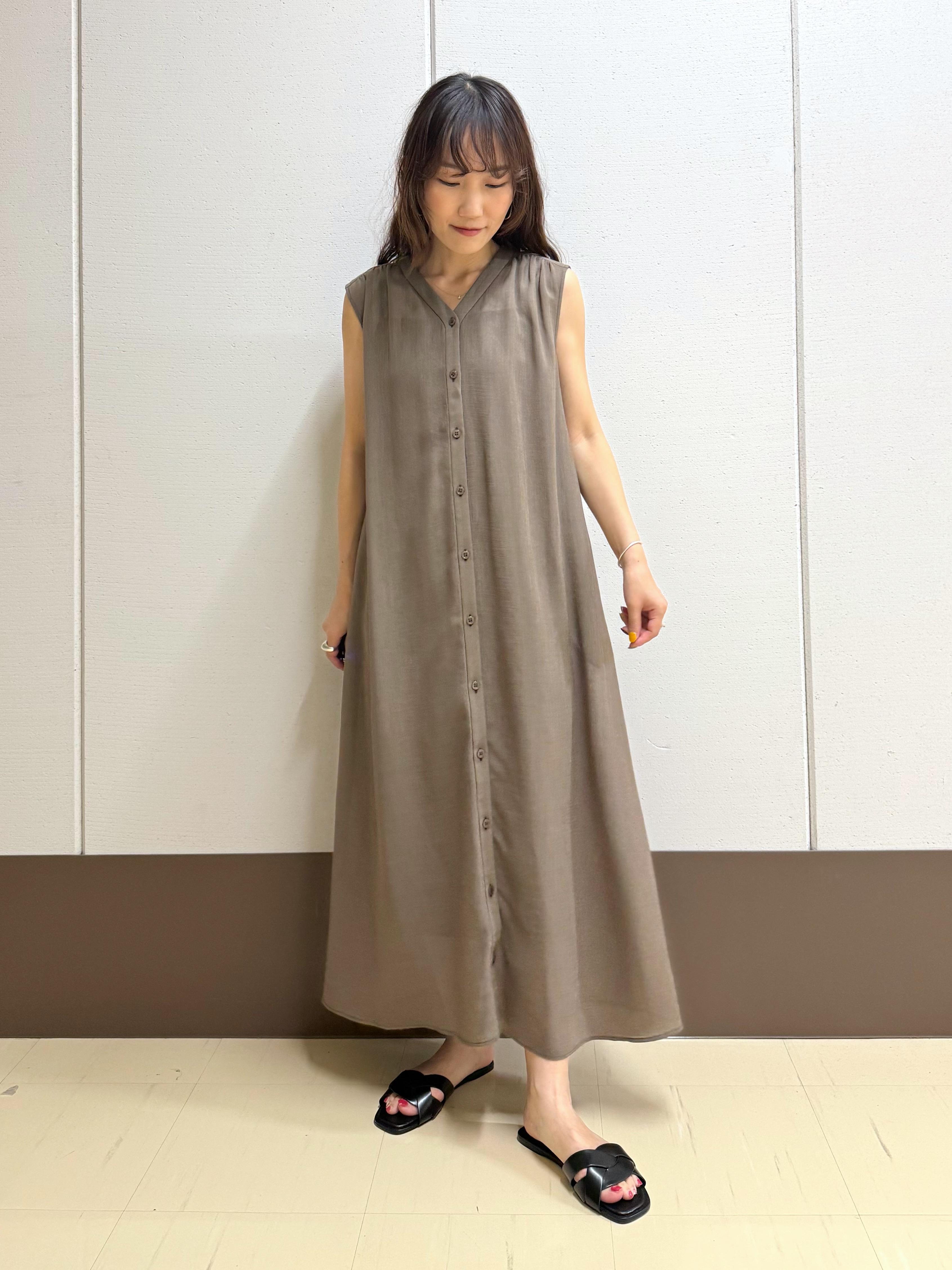 mamiさんの「INDIVI｜【秋映え/ジレとしても〇】シアーVネックワンピース」を使ったコーディネート