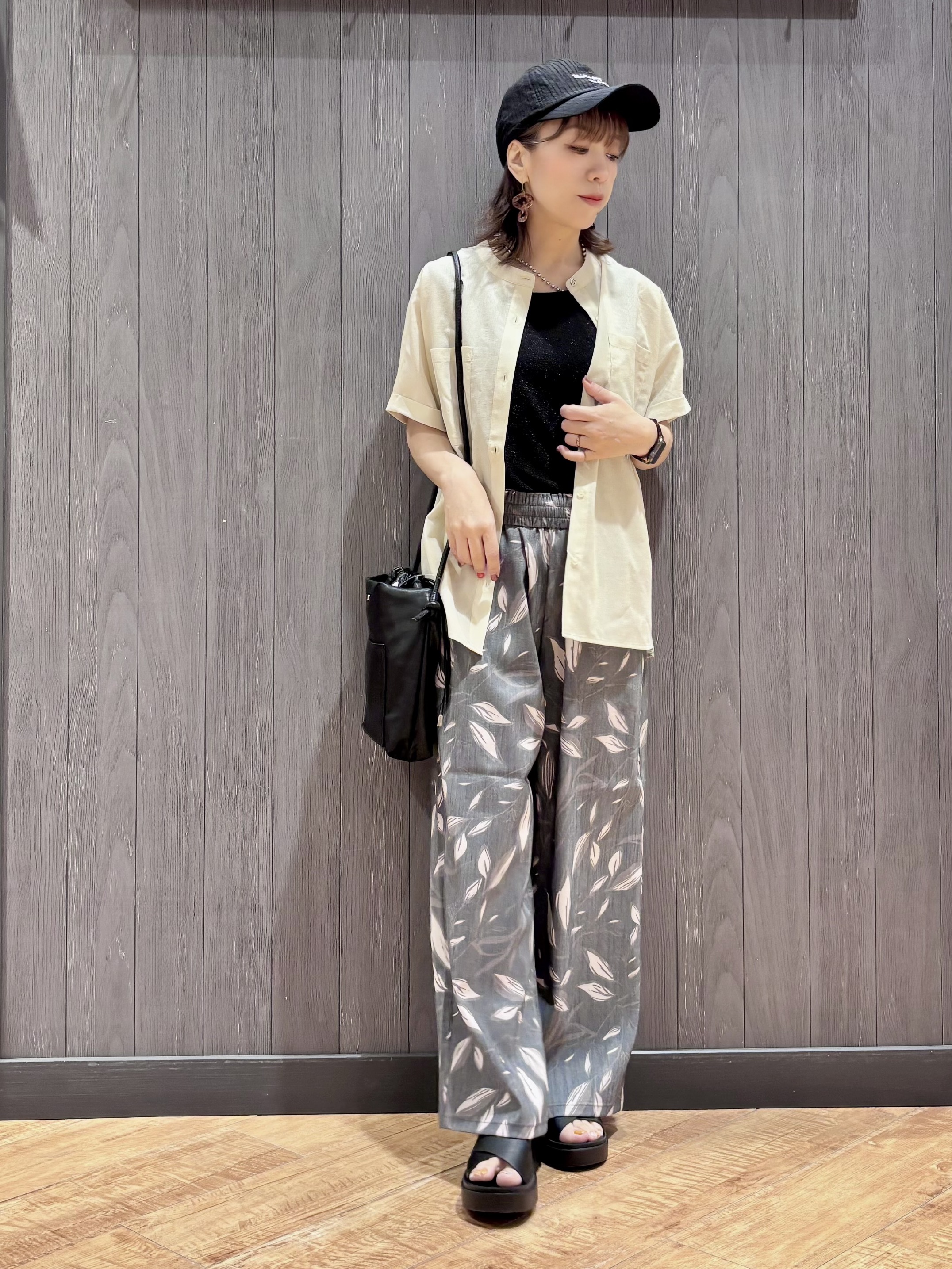 meiさんの「SHOO･LA･RUE｜【通気性〇/UV/S-LL】風が通り抜ける 半袖バンドカラーシアーシャツ」を使ったコーディネート