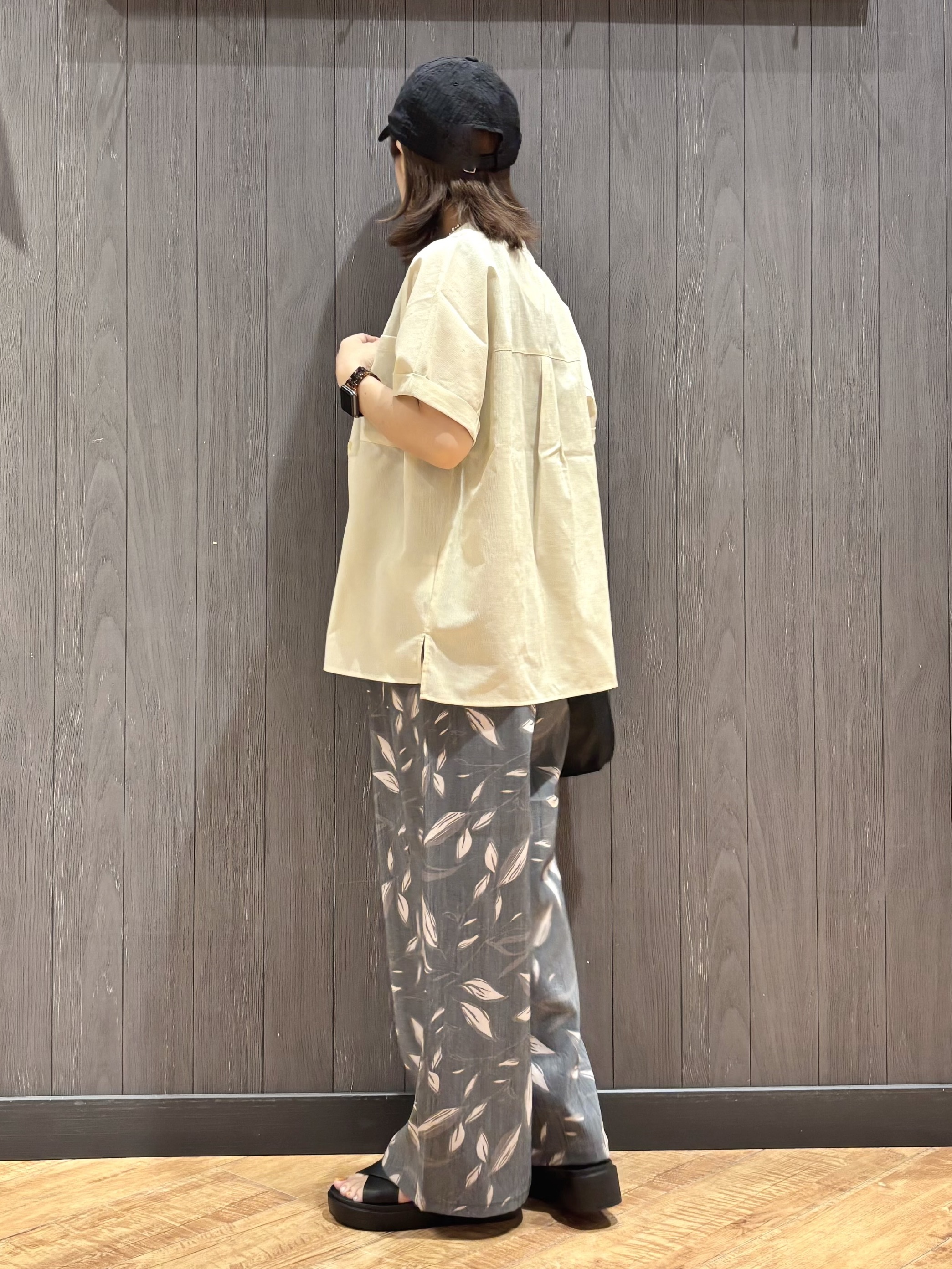 meiさんの「SHOO･LA･RUE｜【通気性〇/UV/S-LL】風が通り抜ける 半袖バンドカラーシアーシャツ」を使ったコーディネート
