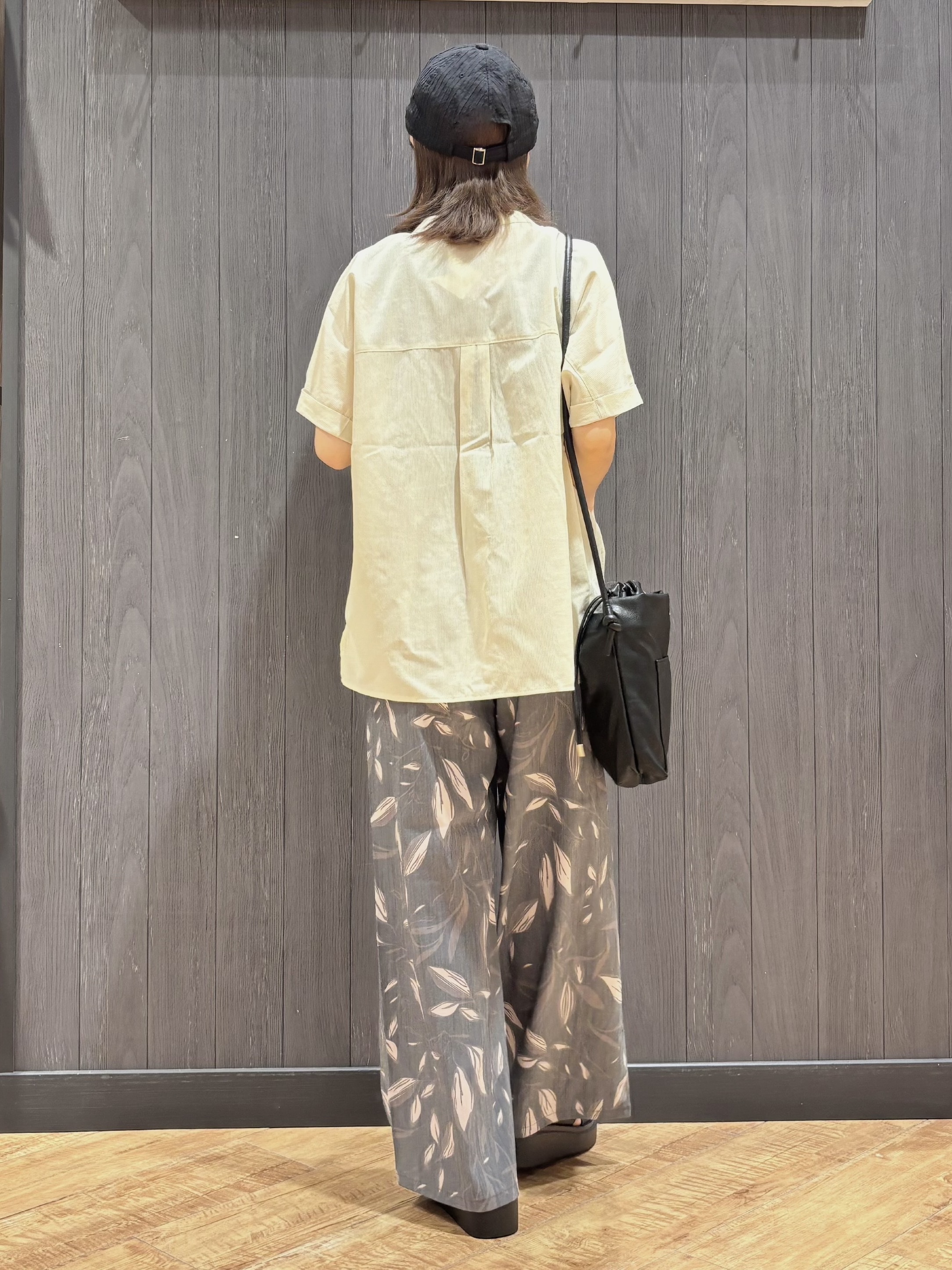 meiさんの「SHOO･LA･RUE｜【通気性〇/UV/S-LL】風が通り抜ける 半袖バンドカラーシアーシャツ」を使ったコーディネート