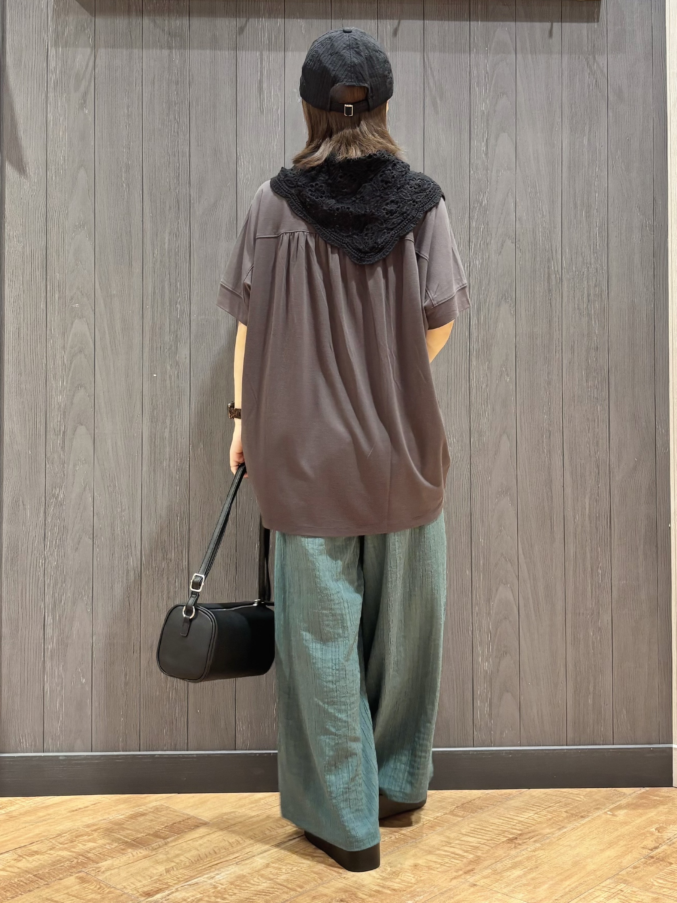 meiさんの「SHOO･LA･RUE｜【ひんやり/UV/S-LL/体型カバー】ゆるっとインせず決まる ひやとろドルマンTシャツ」を使ったコーディネート