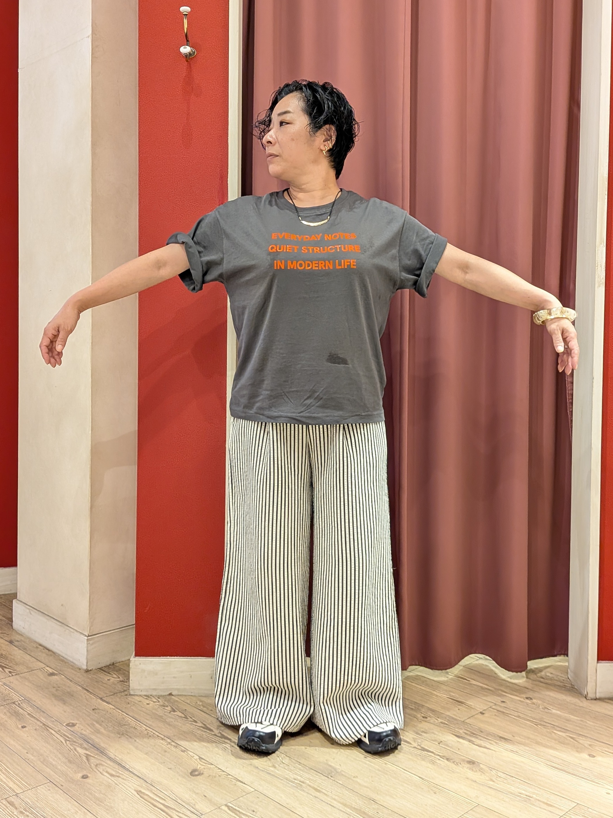 cameさんの「SHOO･LA･RUE｜【S-LL/洗濯機可】大人っぽく着られる ジェルロゴプリントTシャツ」を使ったコーディネート