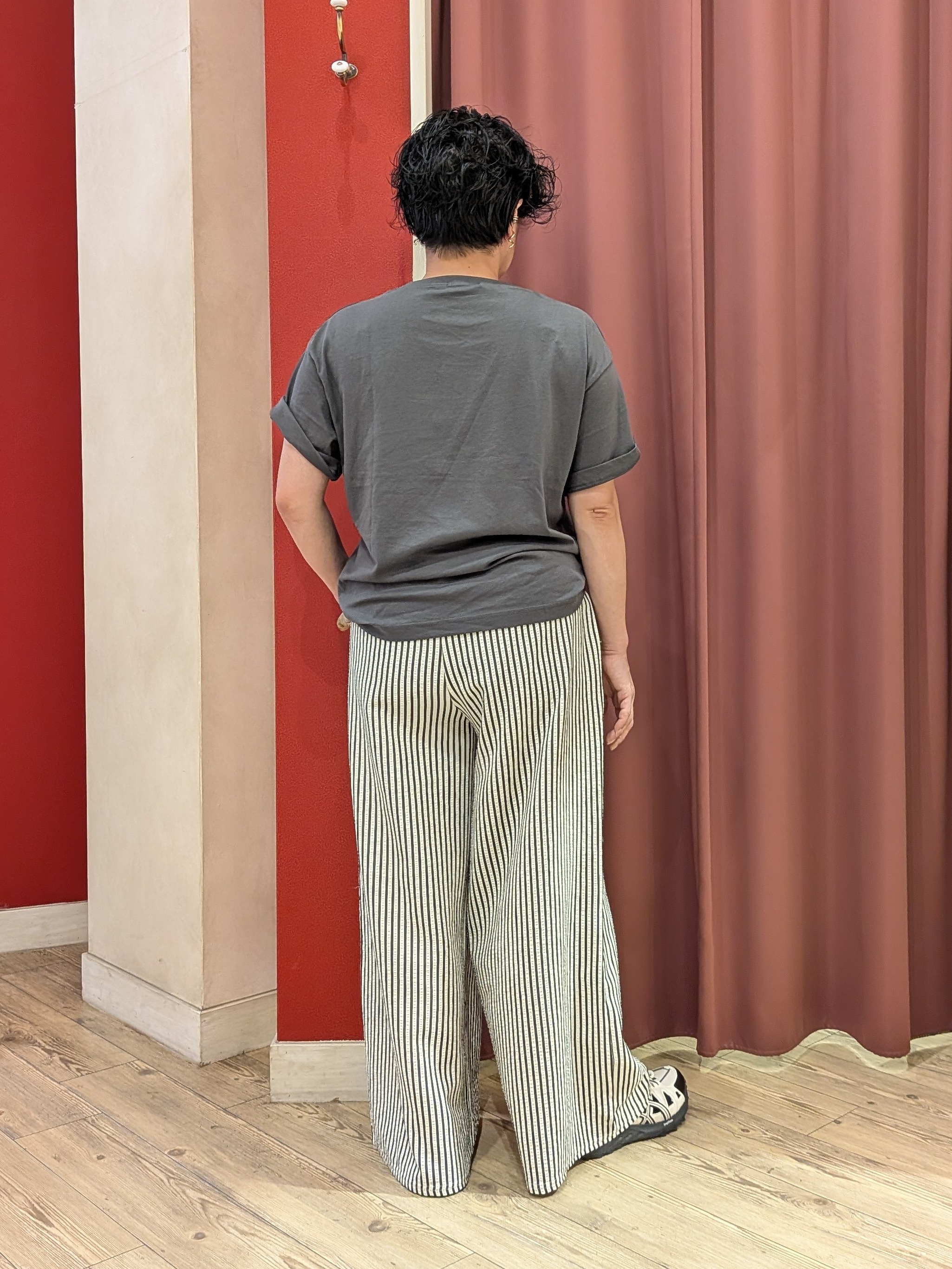 cameさんの「SHOO･LA･RUE｜【S-LL/洗濯機可】大人っぽく着られる ジェルロゴプリントTシャツ」を使ったコーディネート