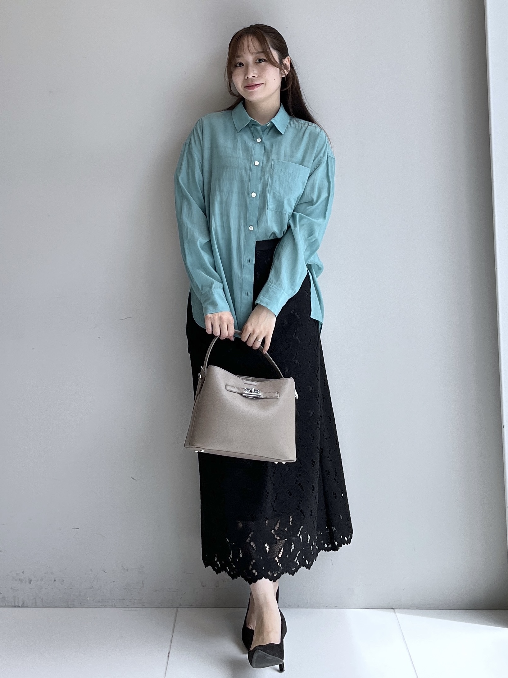 Saekoさんの「UNTITLED｜【秋羽織り/肌に張り付きにくい】シルキータッチシアーシャツ」を使ったコーディネート