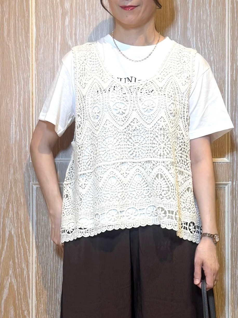 KAORIさんの「SHOO･LA･RUE｜【2点セット/体型カバー】瞬間レイヤードコーデが完成 クロシェ編みベスト+ロゴT」を使ったコーディネート