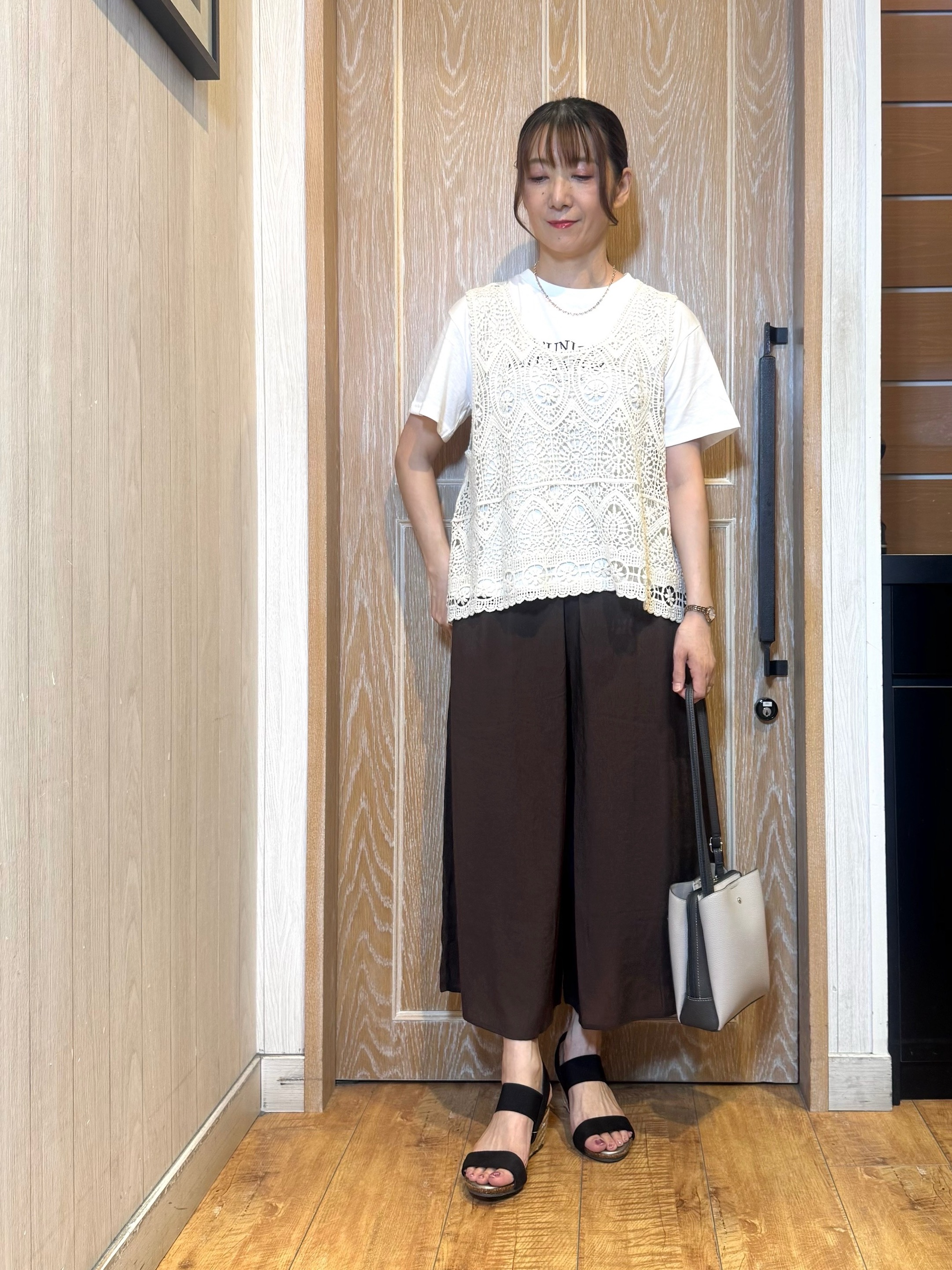 KAORIさんの「SHOO･LA･RUE｜【2点セット/体型カバー】瞬間レイヤードコーデが完成 クロシェ編みベスト+ロゴT」を使ったコーディネート