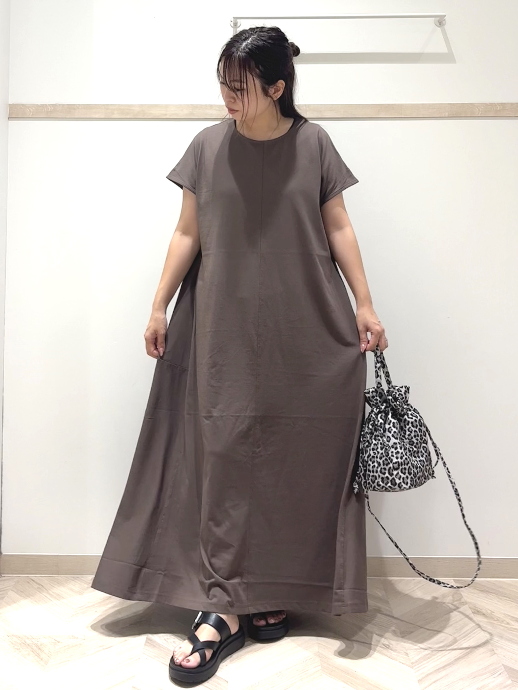 nanaさんの「SHOO･LA･RUE｜【体型カバー/洗濯機可】涼やかAラインロングワンピース」を使ったコーディネート