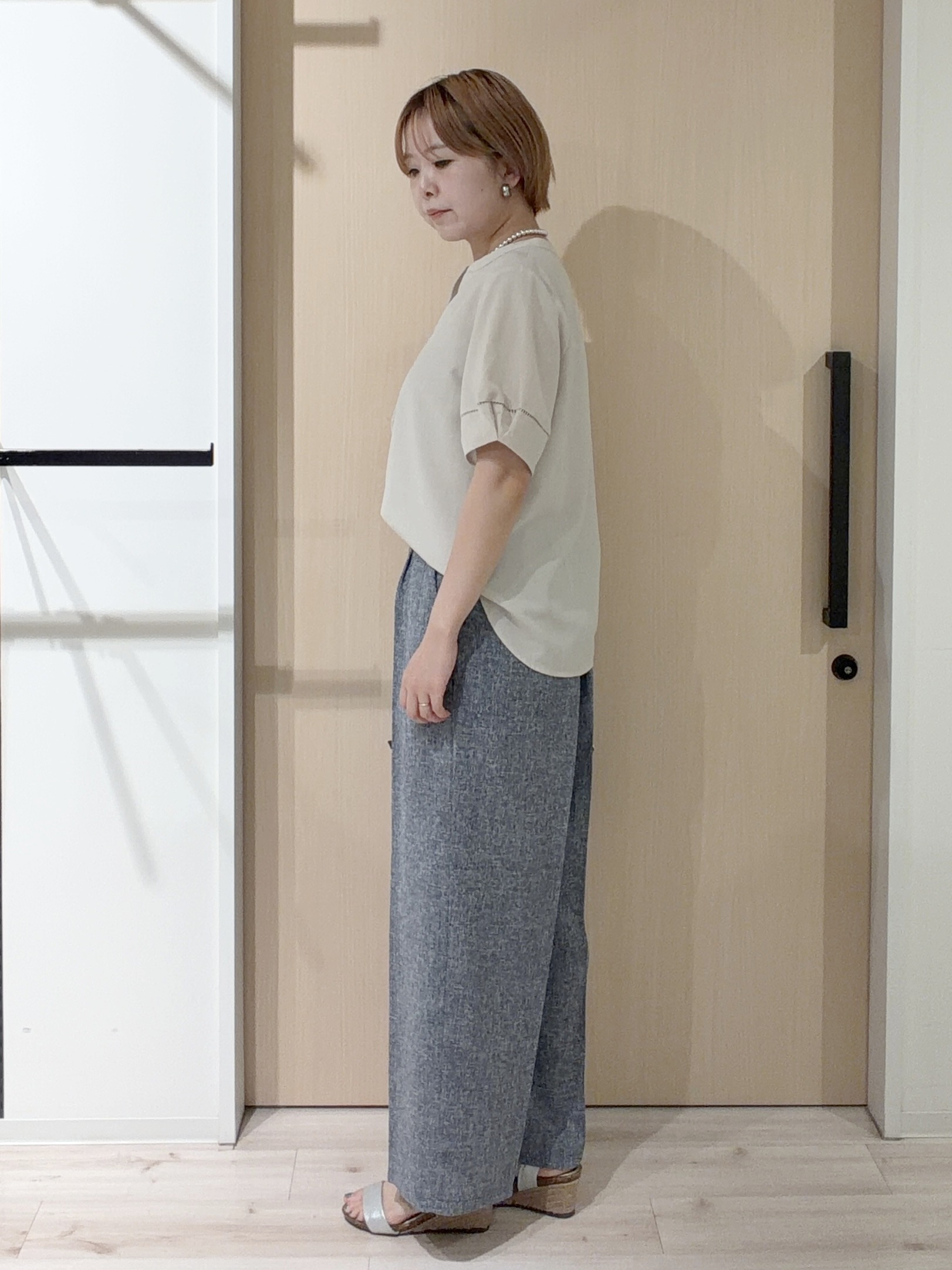 ひらしーさんの「SHOO･LA･RUE｜【洗濯後しわになりにくい/インせずきまる】シンプルだけど女性らしい 麻調スキッパーブラウス」を使ったコーディネート