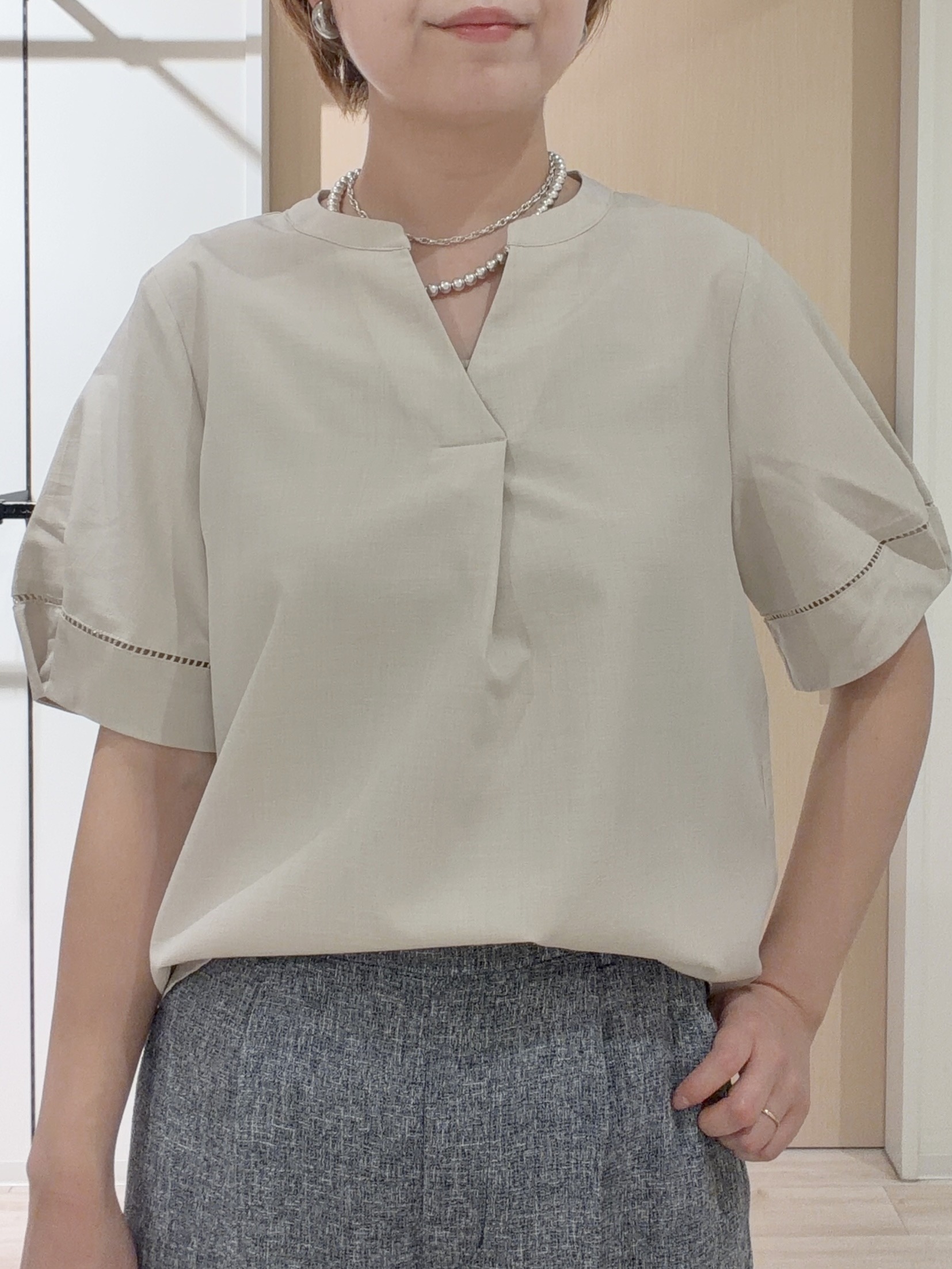 ひらしーさんの「SHOO･LA･RUE｜【洗濯後しわになりにくい/インせずきまる】シンプルだけど女性らしい 麻調スキッパーブラウス」を使ったコーディネート