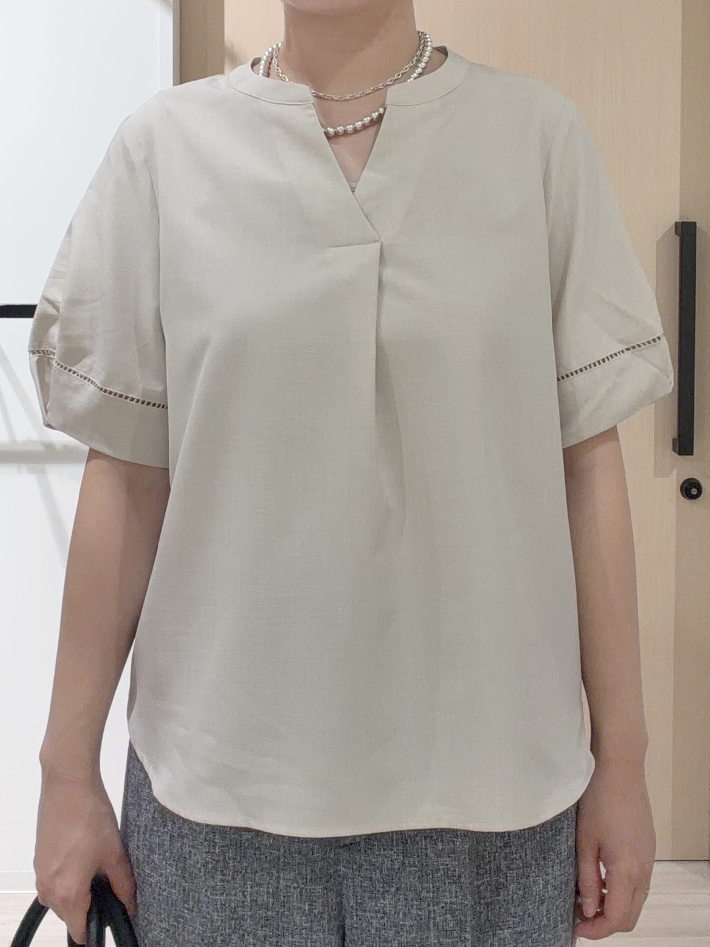 ひらしーさんの「SHOO･LA･RUE｜【洗濯後しわになりにくい/インせずきまる】シンプルだけど女性らしい 麻調スキッパーブラウス」を使ったコーディネート