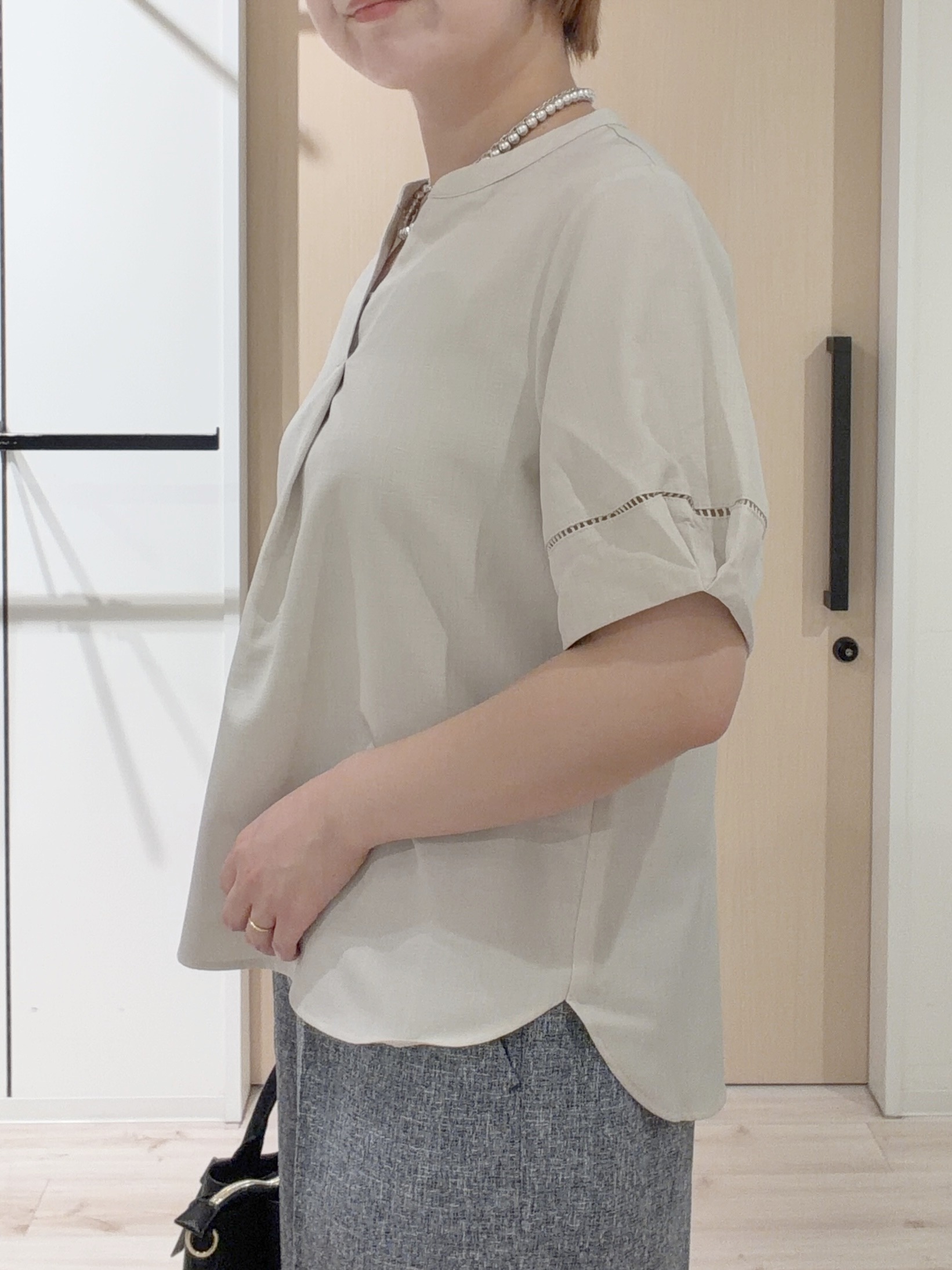 ひらしーさんの「SHOO･LA･RUE｜【洗濯後しわになりにくい/インせずきまる】シンプルだけど女性らしい 麻調スキッパーブラウス」を使ったコーディネート