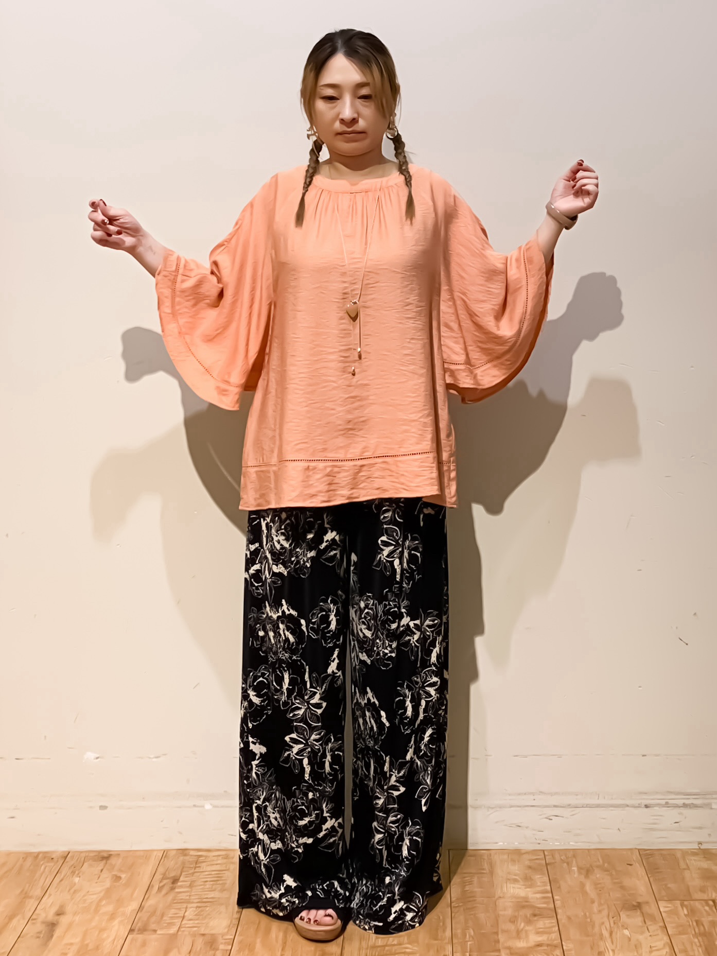 MEGさんの「SHOO･LA･RUE｜【S-LL/洗濯機可/体型カバー】はしごレースがポイント スラブポンチョ風ブラウス」を使ったコーディネート