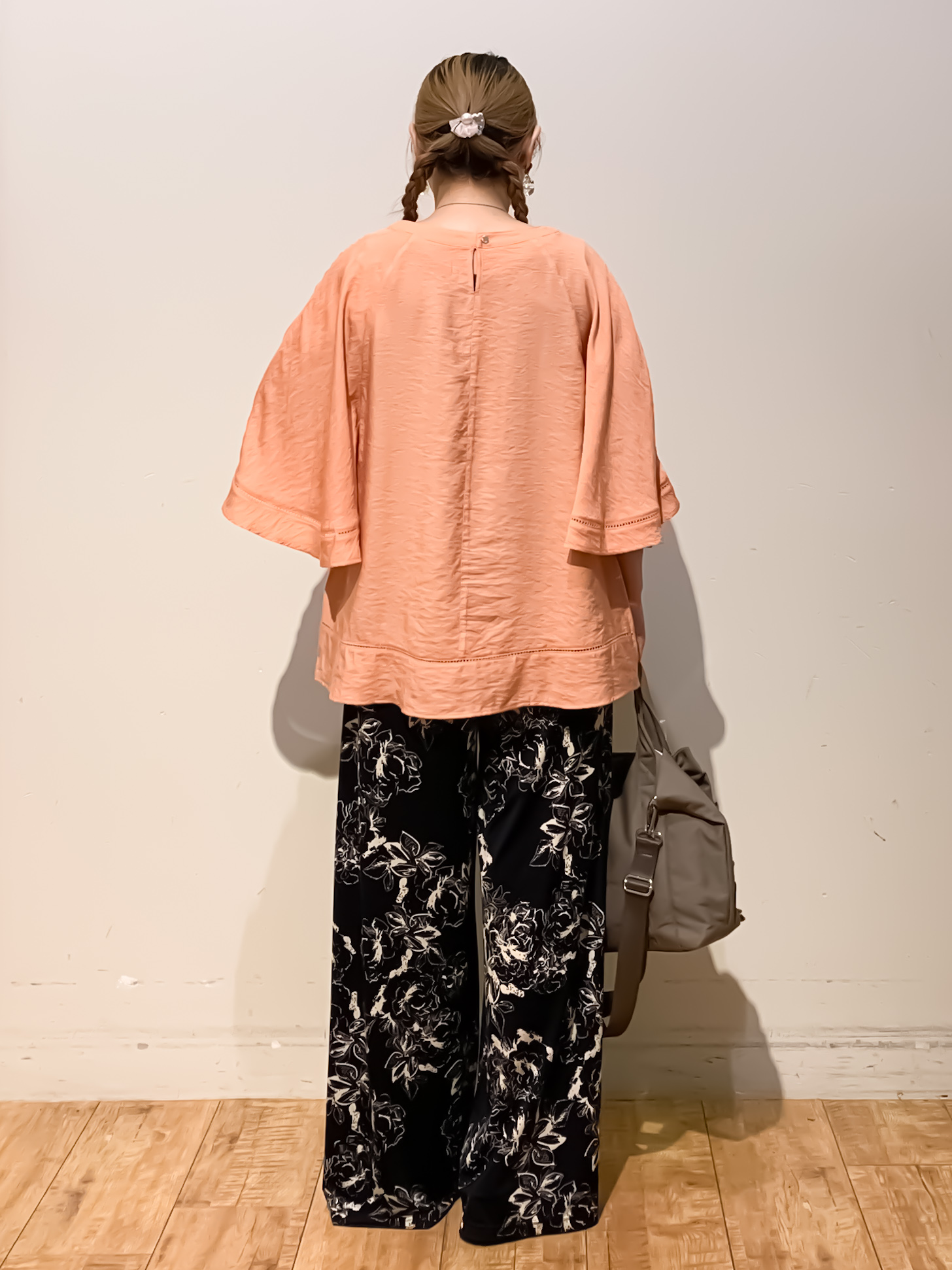 MEGさんの「SHOO･LA･RUE｜【S-LL/洗濯機可/体型カバー】はしごレースがポイント スラブポンチョ風ブラウス」を使ったコーディネート