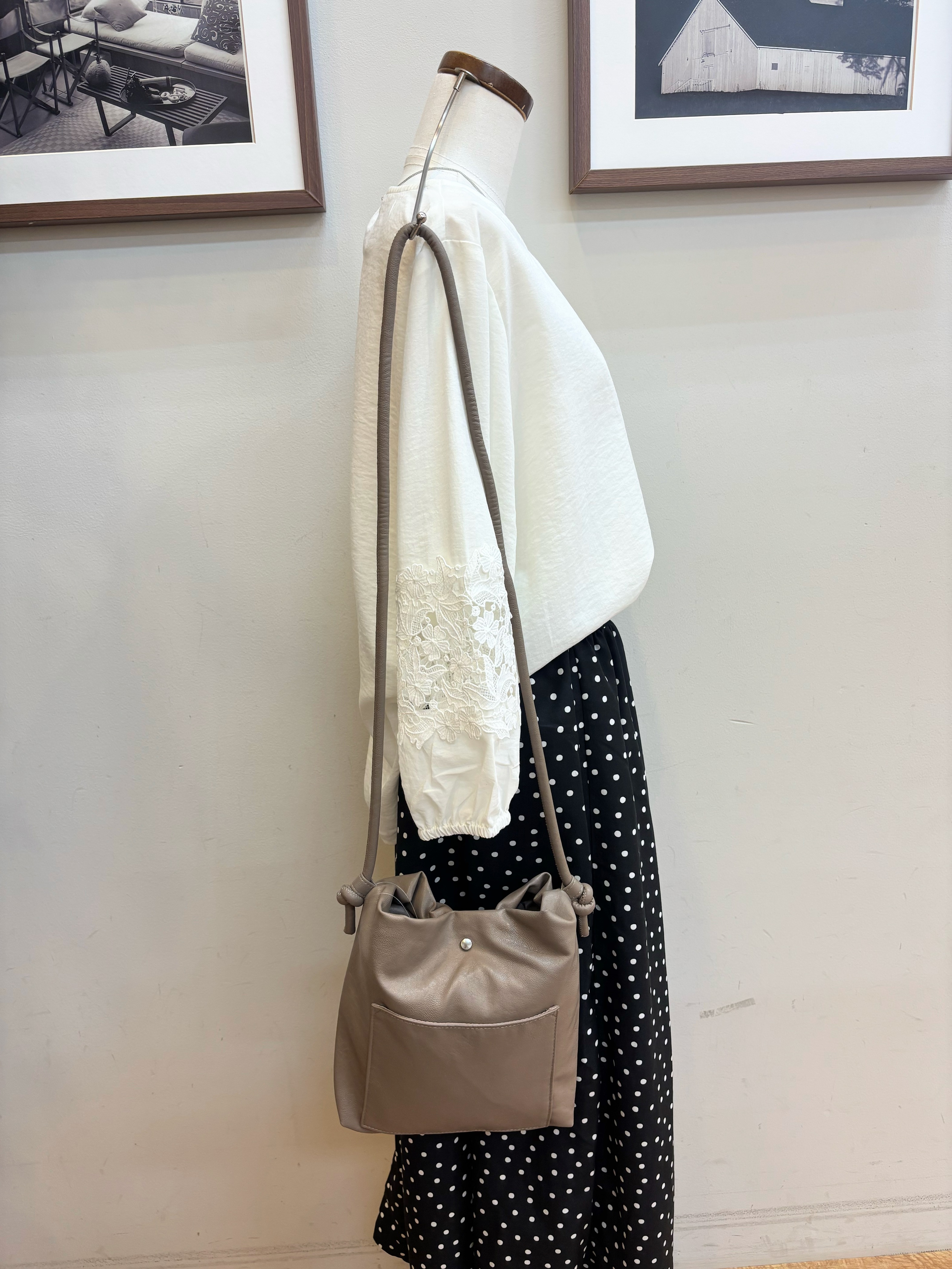 maiさんの「SHOO･LA･RUE｜【洗濯機可/S-LL/洗濯後しわになりにくい】刺繍レースで高見え インせず決まる主役ブラウス」を使ったコーディネート