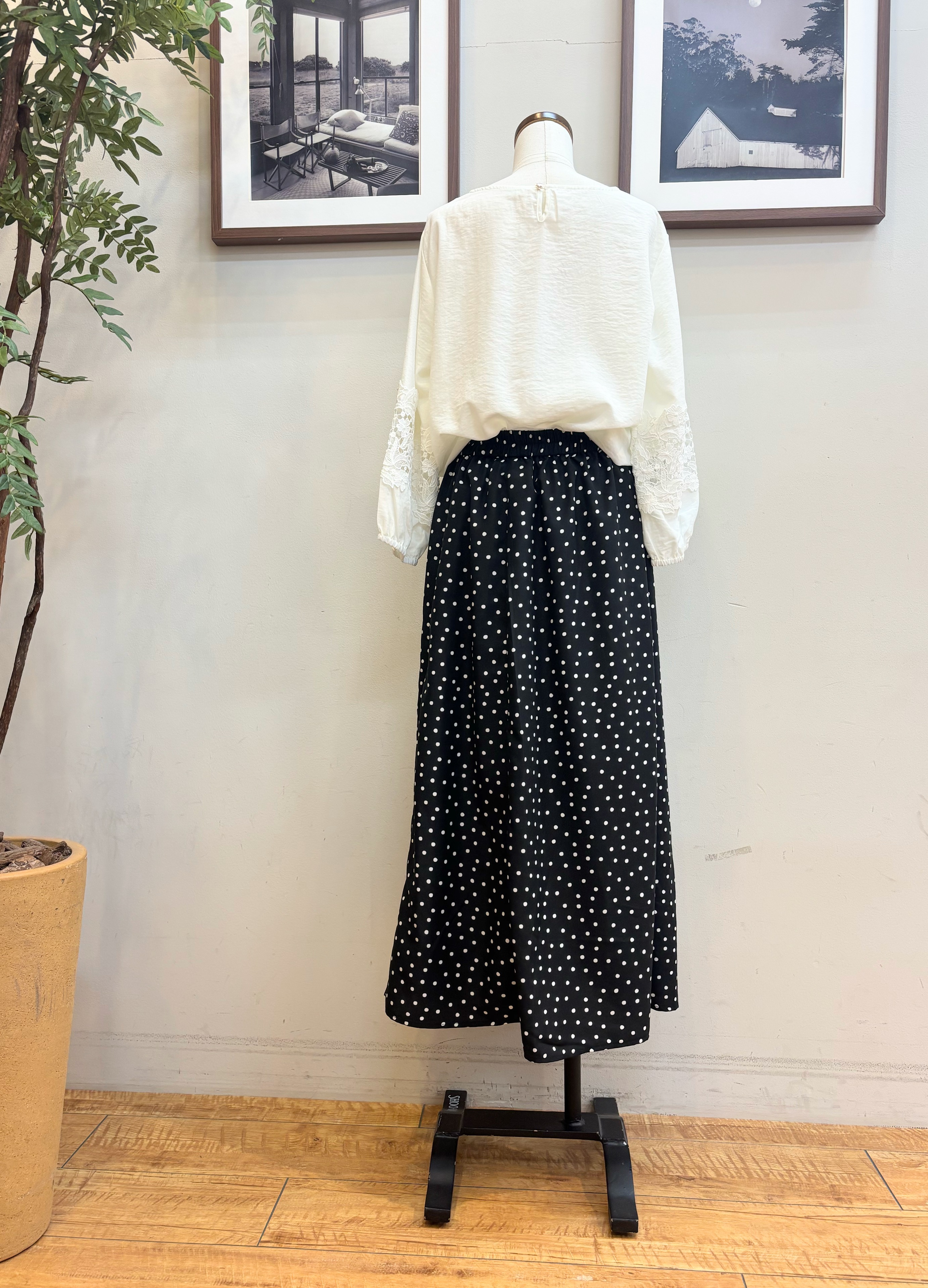 maiさんの「SHOO･LA･RUE｜【洗濯機可/S-LL/洗濯後しわになりにくい】刺繍レースで高見え インせず決まる主役ブラウス」を使ったコーディネート