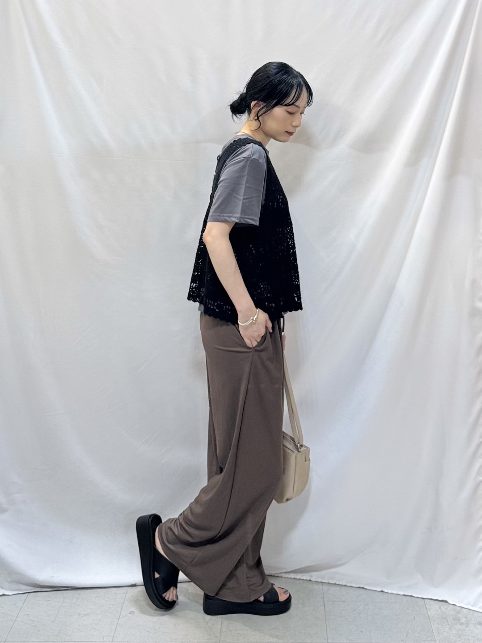 𝐇𝐢𝐫𝐨𝐦𝐢さんの「SHOO･LA･RUE｜【2点セット/体型カバー】瞬間レイヤードコーデが完成 クロシェ編みベスト+ロゴT」を使ったコーディネート