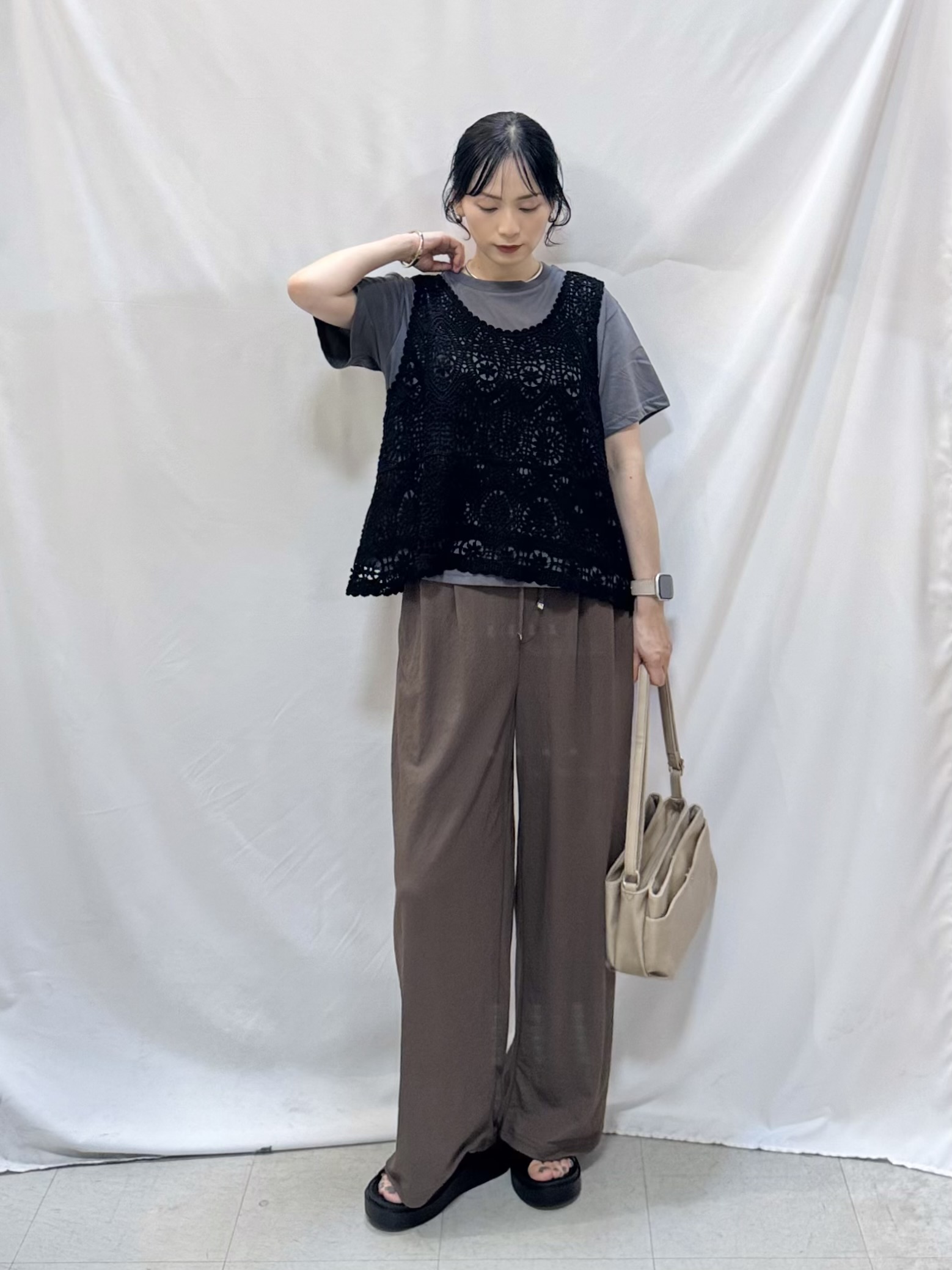 𝐇𝐢𝐫𝐨𝐦𝐢さんの「SHOO･LA･RUE｜【2点セット/体型カバー】瞬間レイヤードコーデが完成 クロシェ編みベスト+ロゴT」を使ったコーディネート