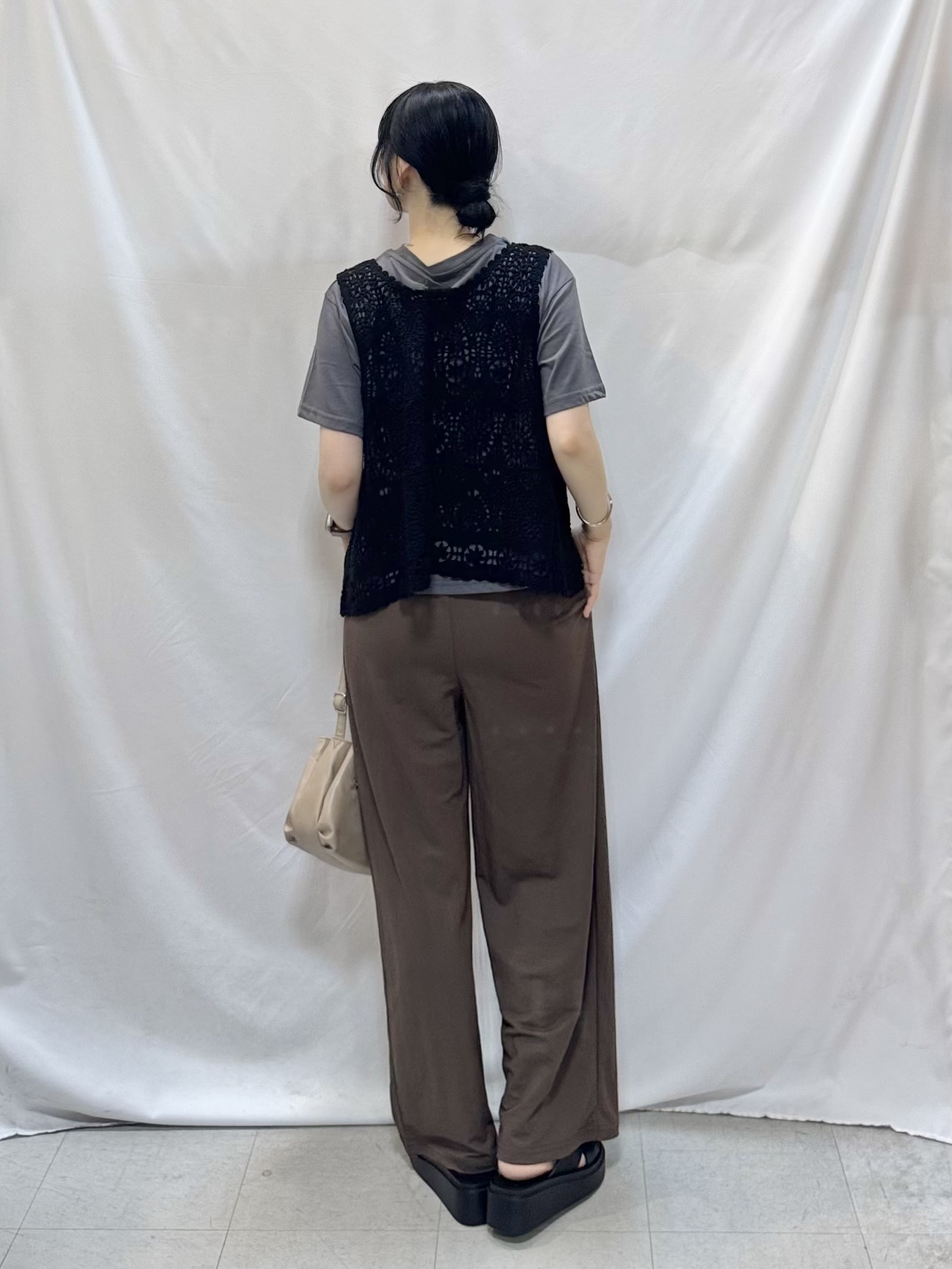 𝐇𝐢𝐫𝐨𝐦𝐢さんの「SHOO･LA･RUE｜【2点セット/体型カバー】瞬間レイヤードコーデが完成 クロシェ編みベスト+ロゴT」を使ったコーディネート