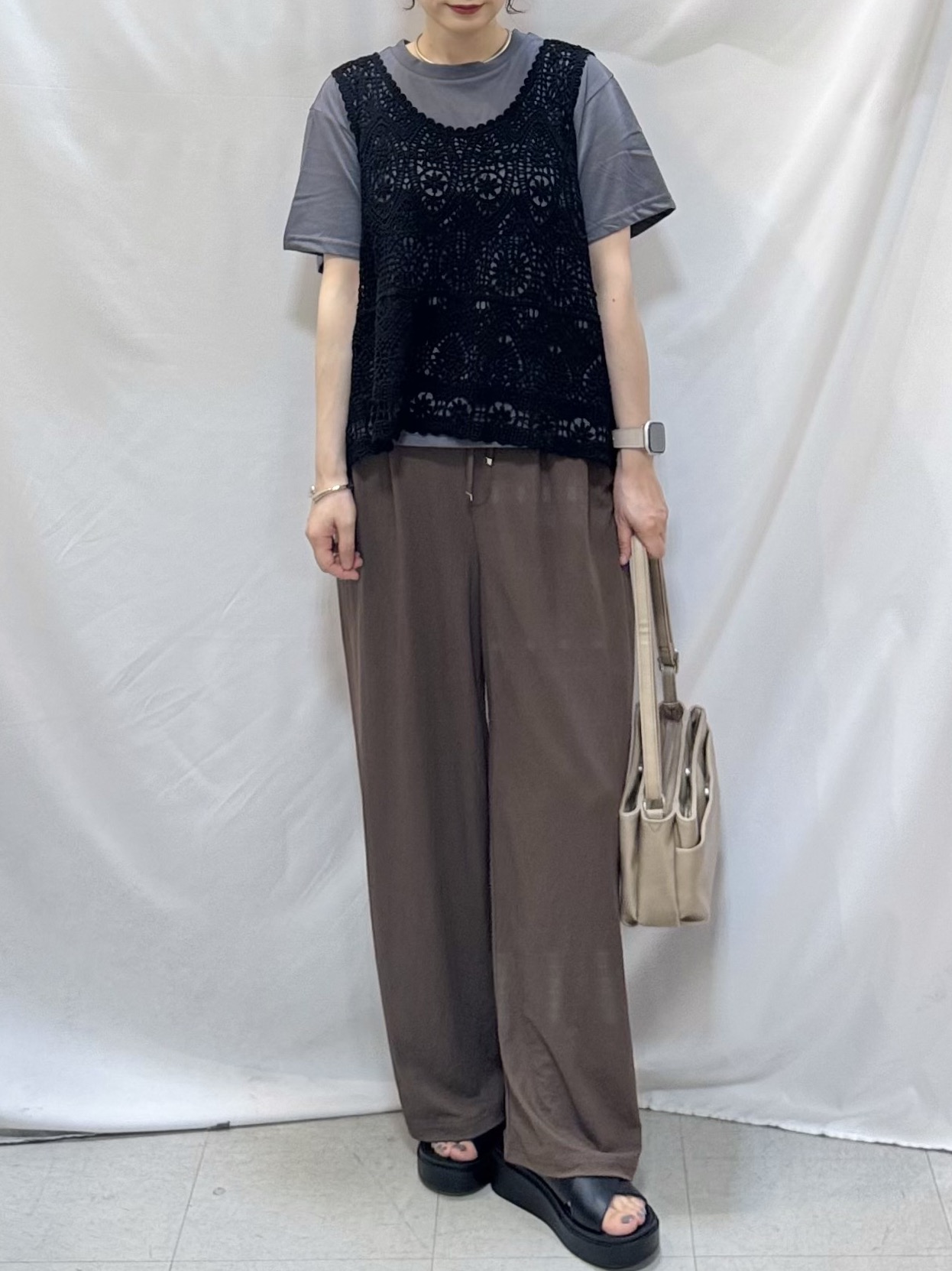 𝐇𝐢𝐫𝐨𝐦𝐢さんの「SHOO･LA･RUE｜【2点セット/体型カバー】瞬間レイヤードコーデが完成 クロシェ編みベスト+ロゴT」を使ったコーディネート