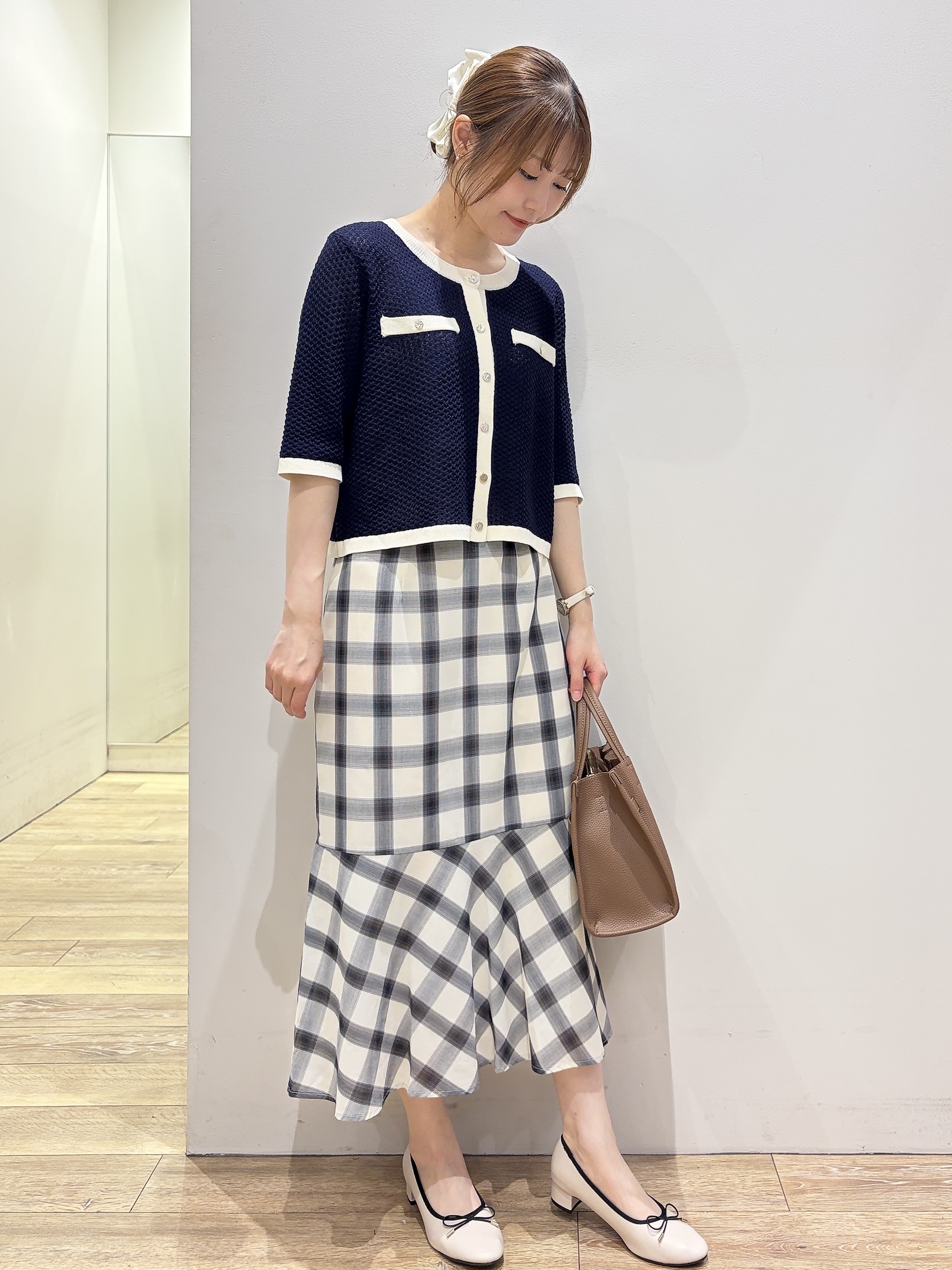 MOMOさんの「index｜【抗ピリング】柄編みニットカーディガン&times;ペプラムキャミセット《洗濯機OK》」を使ったコーディネート