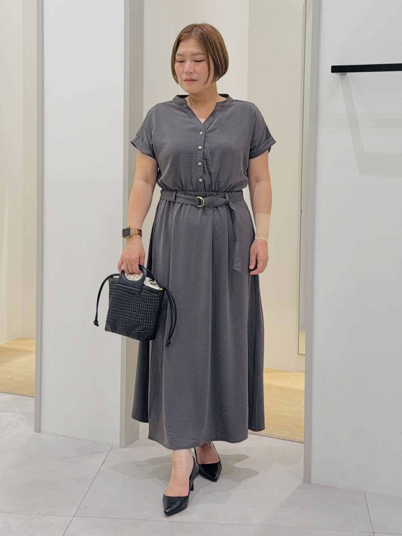 タナさんの「THE SHOP TK｜【M-XL/防しわ/UV】やみつきになる とろみスキッパーワンピース」を使ったコーディネート