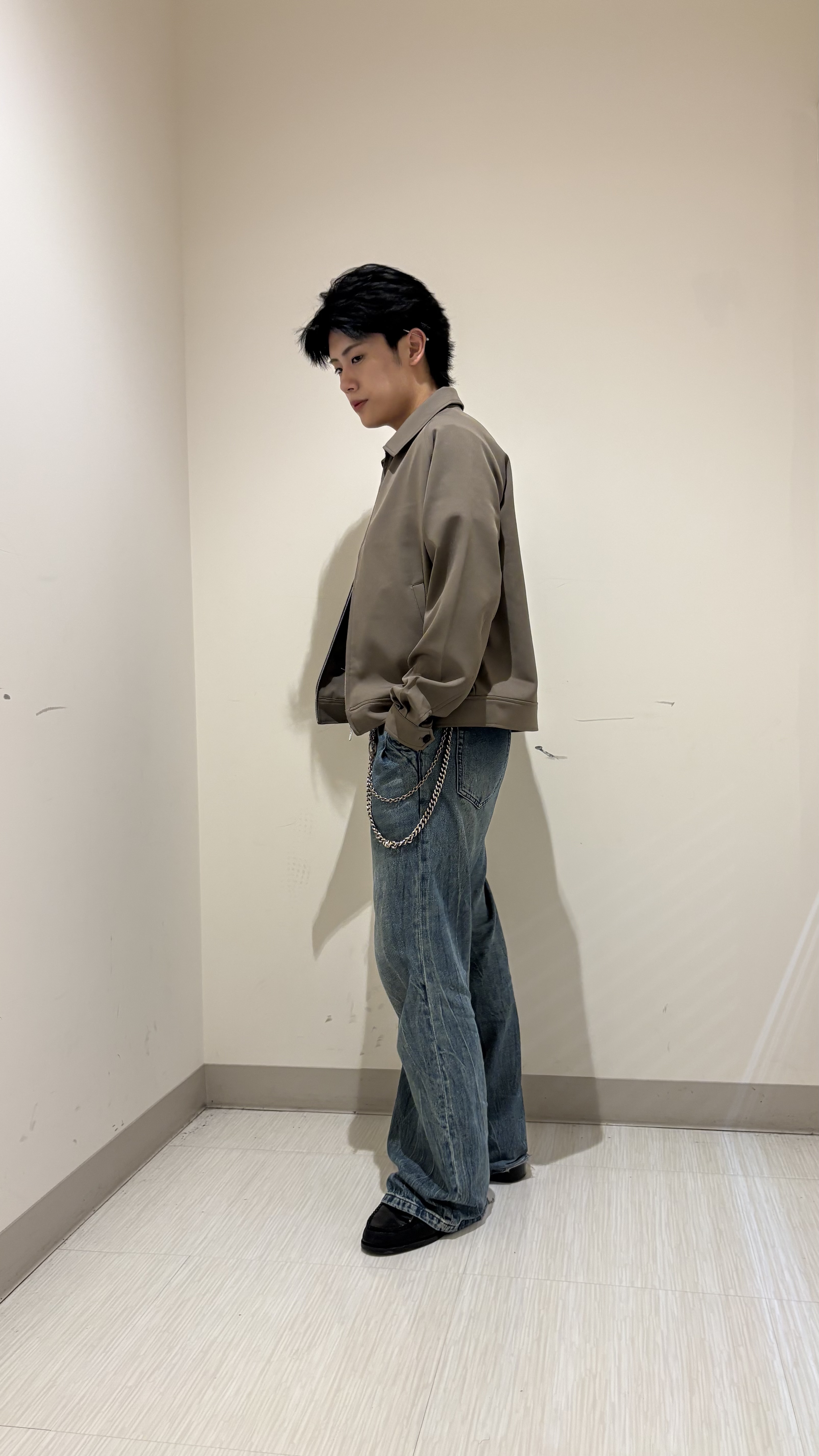 辻一樹さんの「tk.TAKEO KIKUCHI｜◆【防シワ／ストレッチ/セット対応可】smart shift series ジップブルゾン」を使ったコーディネート