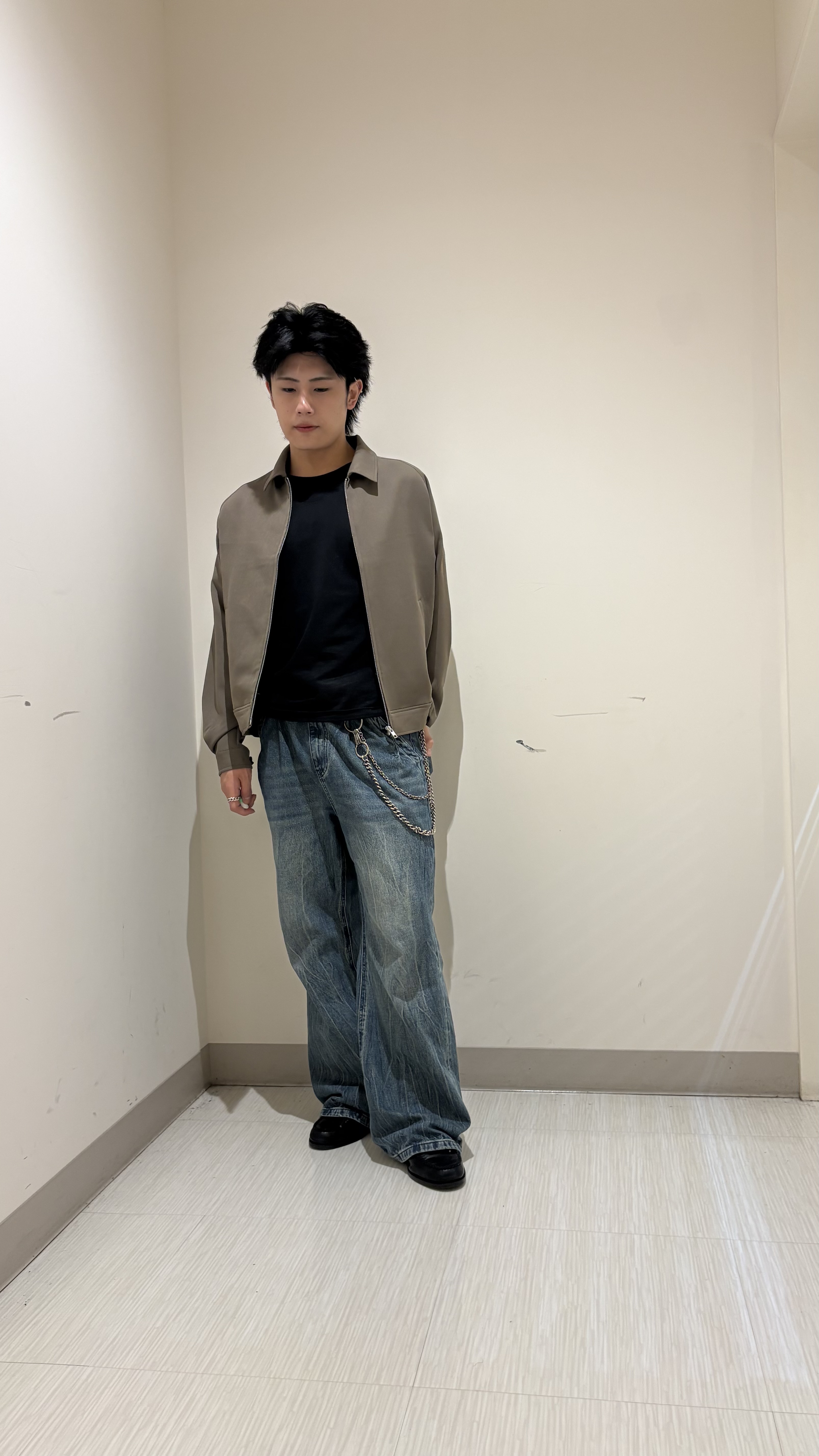 辻一樹さんの「tk.TAKEO KIKUCHI｜◆【防シワ／ストレッチ/セット対応可】smart shift series ジップブルゾン」を使ったコーディネート