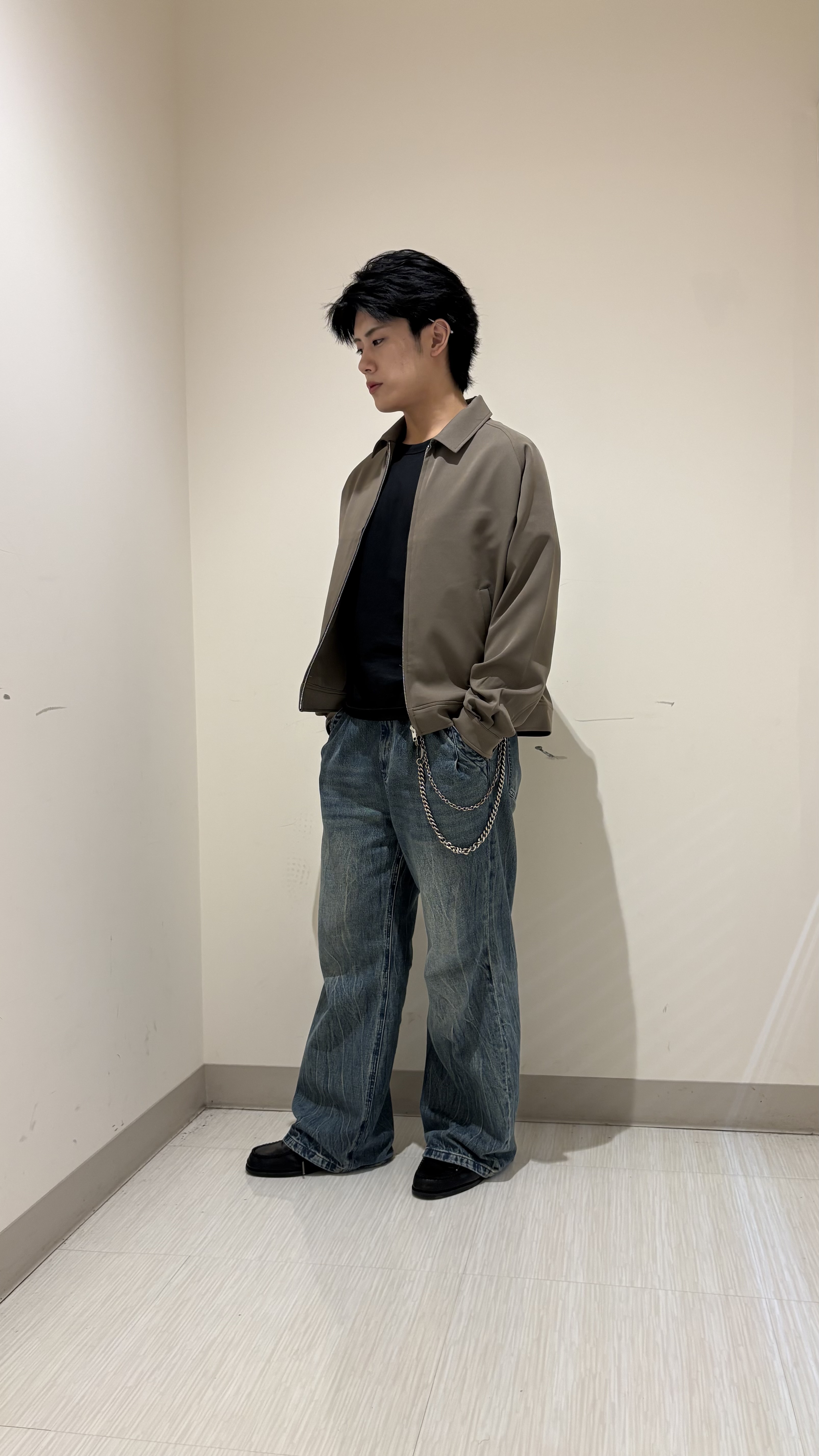 辻一樹さんの「tk.TAKEO KIKUCHI｜◆【防シワ／ストレッチ/セット対応可】smart shift series ジップブルゾン」を使ったコーディネート