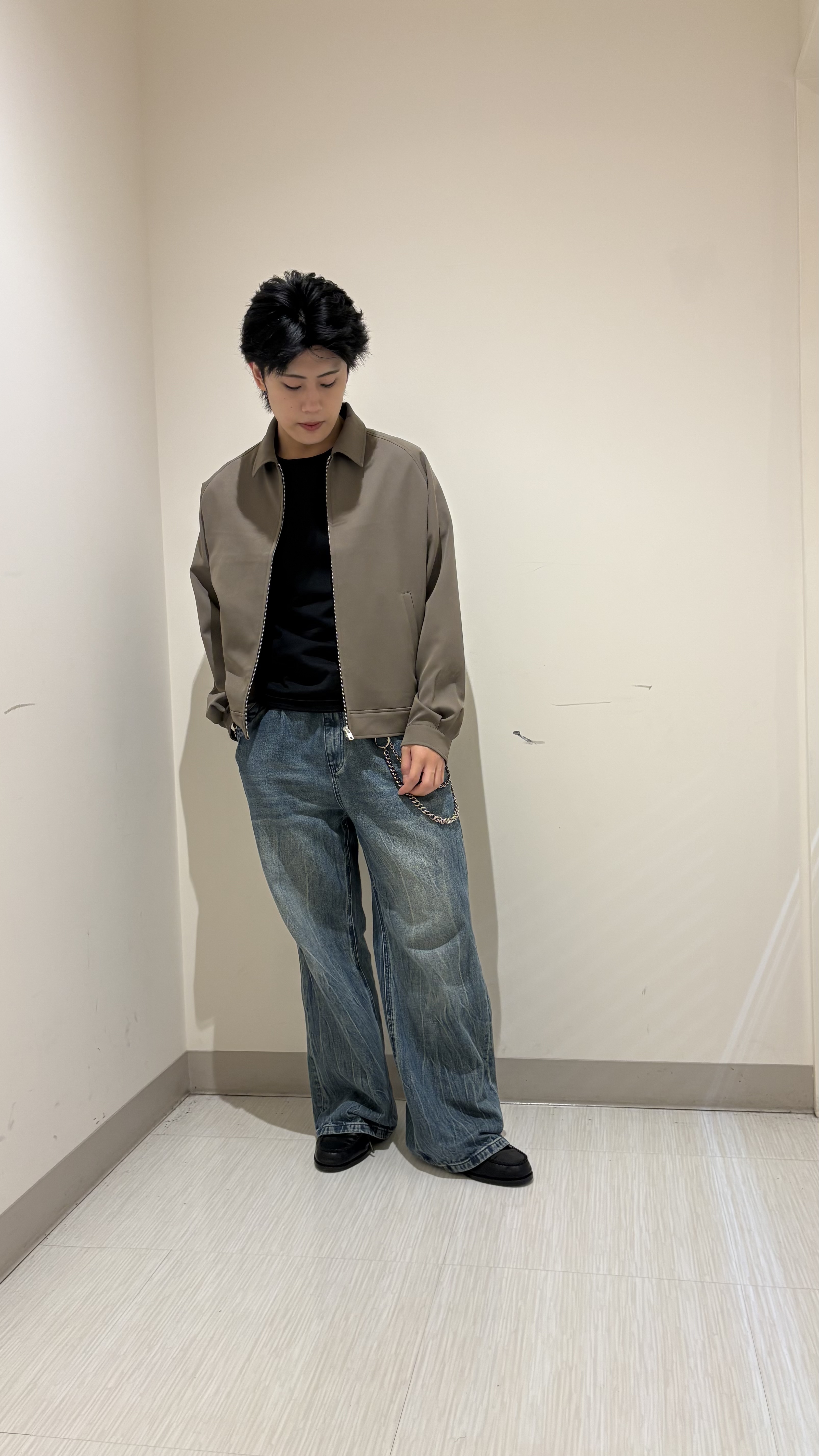 辻一樹さんの「tk.TAKEO KIKUCHI｜◆【防シワ／ストレッチ/セット対応可】smart shift series ジップブルゾン」を使ったコーディネート