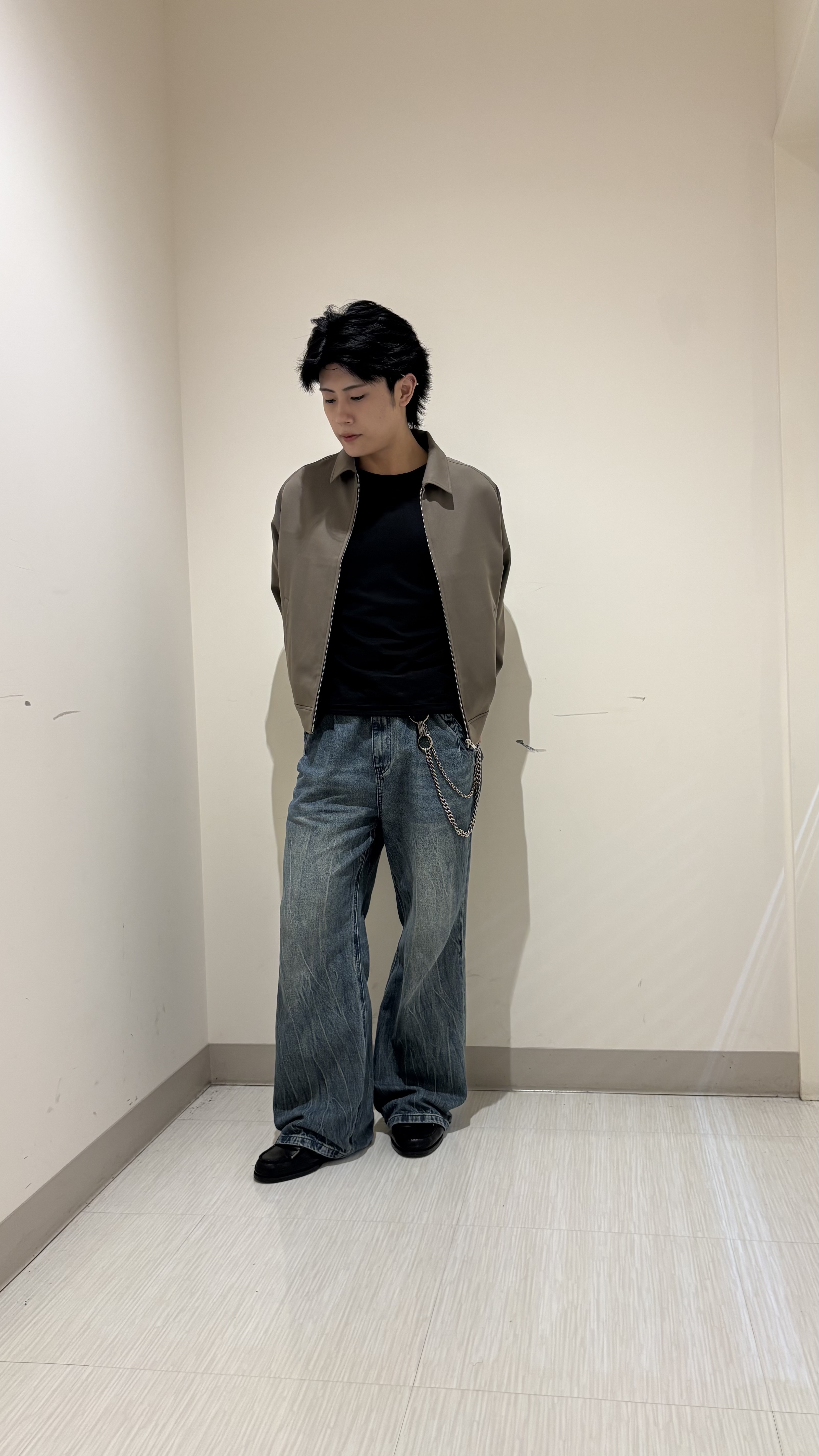辻一樹さんの「tk.TAKEO KIKUCHI｜◆【防シワ／ストレッチ/セット対応可】smart shift series ジップブルゾン」を使ったコーディネート