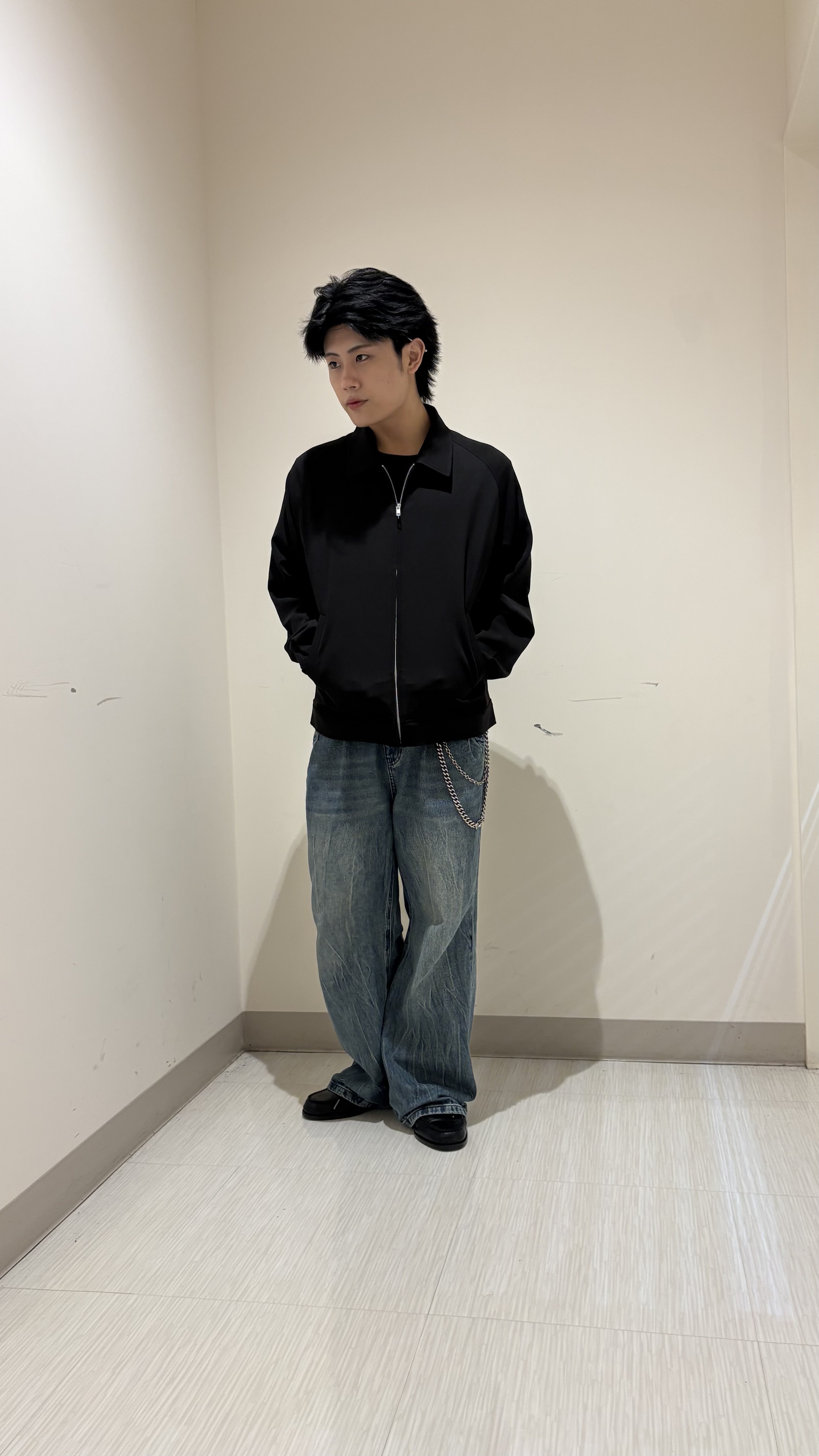 辻一樹さんの「tk.TAKEO KIKUCHI｜◆【防シワ／ストレッチ/セット対応可】smart shift series ジップブルゾン」を使ったコーディネート