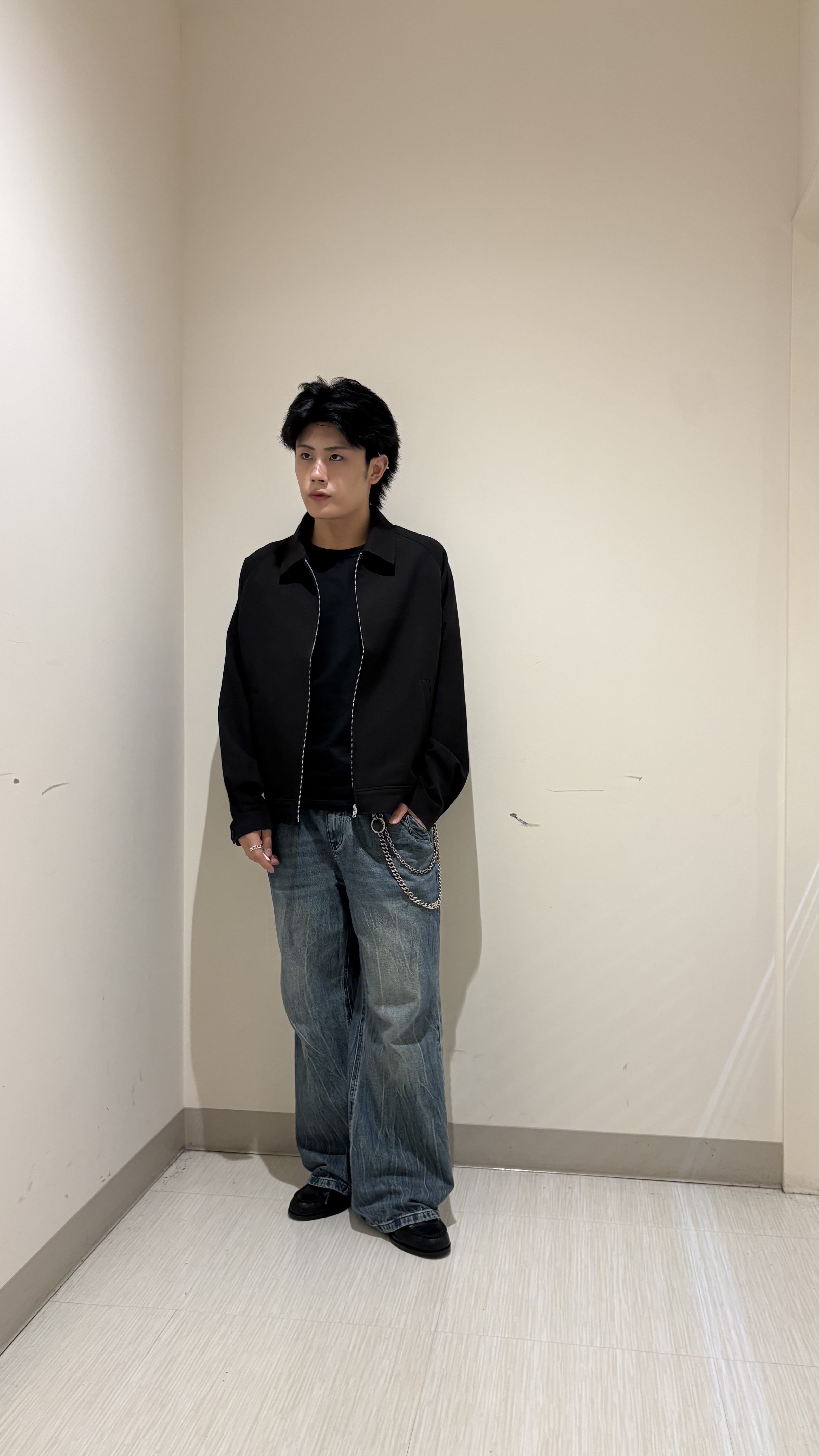 辻一樹さんの「tk.TAKEO KIKUCHI｜◆【防シワ／ストレッチ/セット対応可】smart shift series ジップブルゾン」を使ったコーディネート