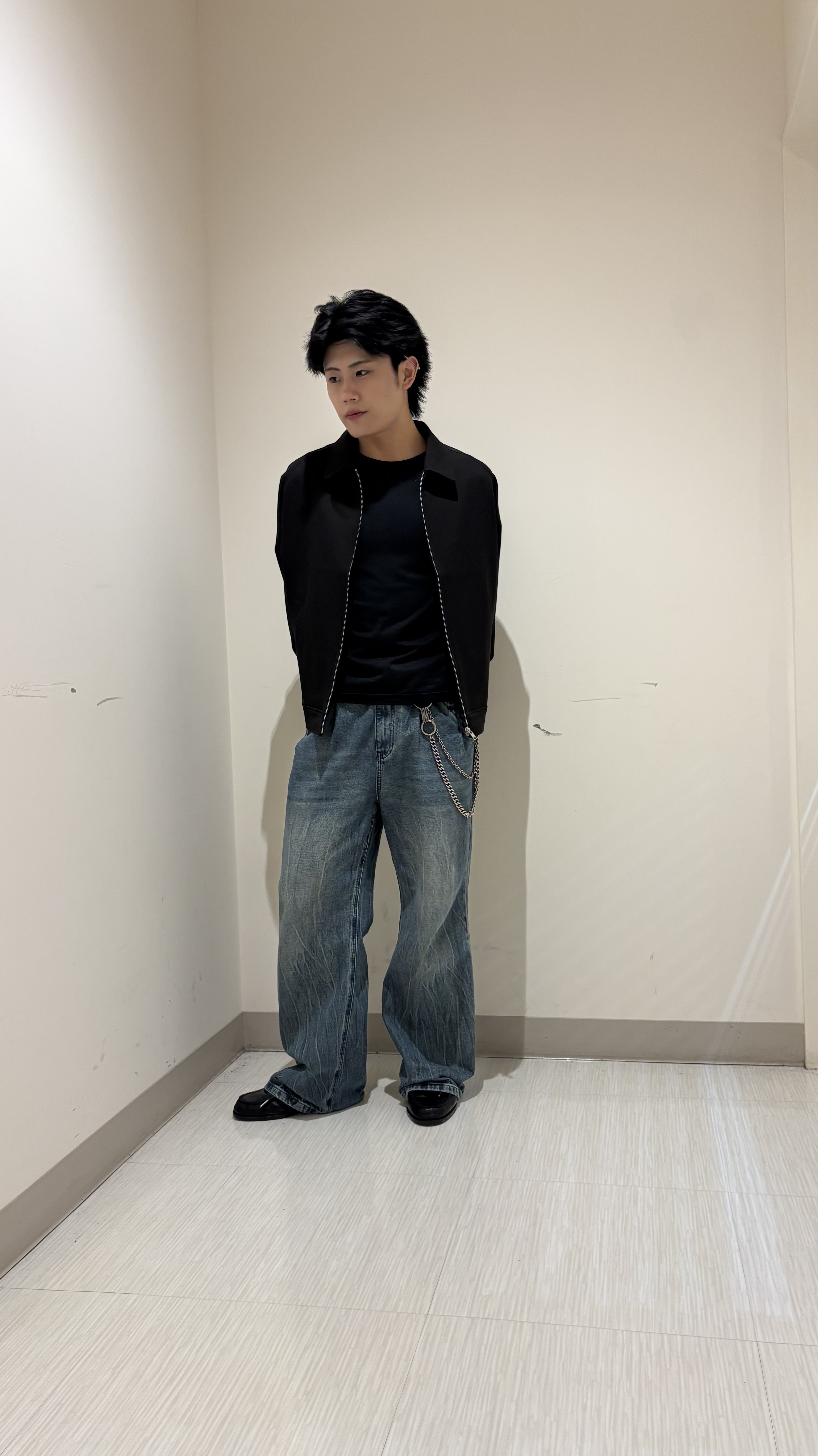 辻一樹さんの「tk.TAKEO KIKUCHI｜◆【防シワ／ストレッチ/セット対応可】smart shift series ジップブルゾン」を使ったコーディネート