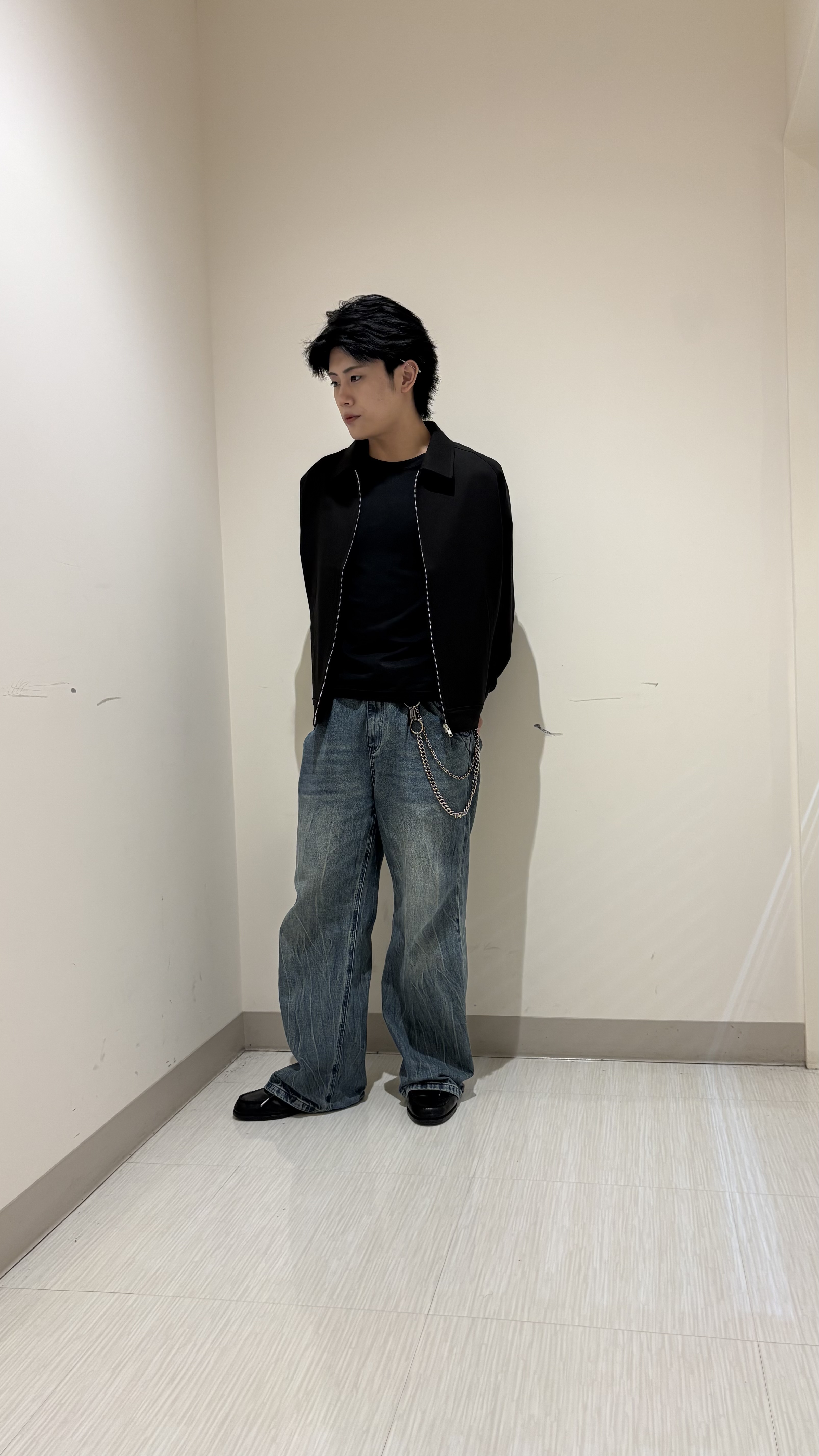 辻一樹さんの「tk.TAKEO KIKUCHI｜◆【防シワ／ストレッチ/セット対応可】smart shift series ジップブルゾン」を使ったコーディネート