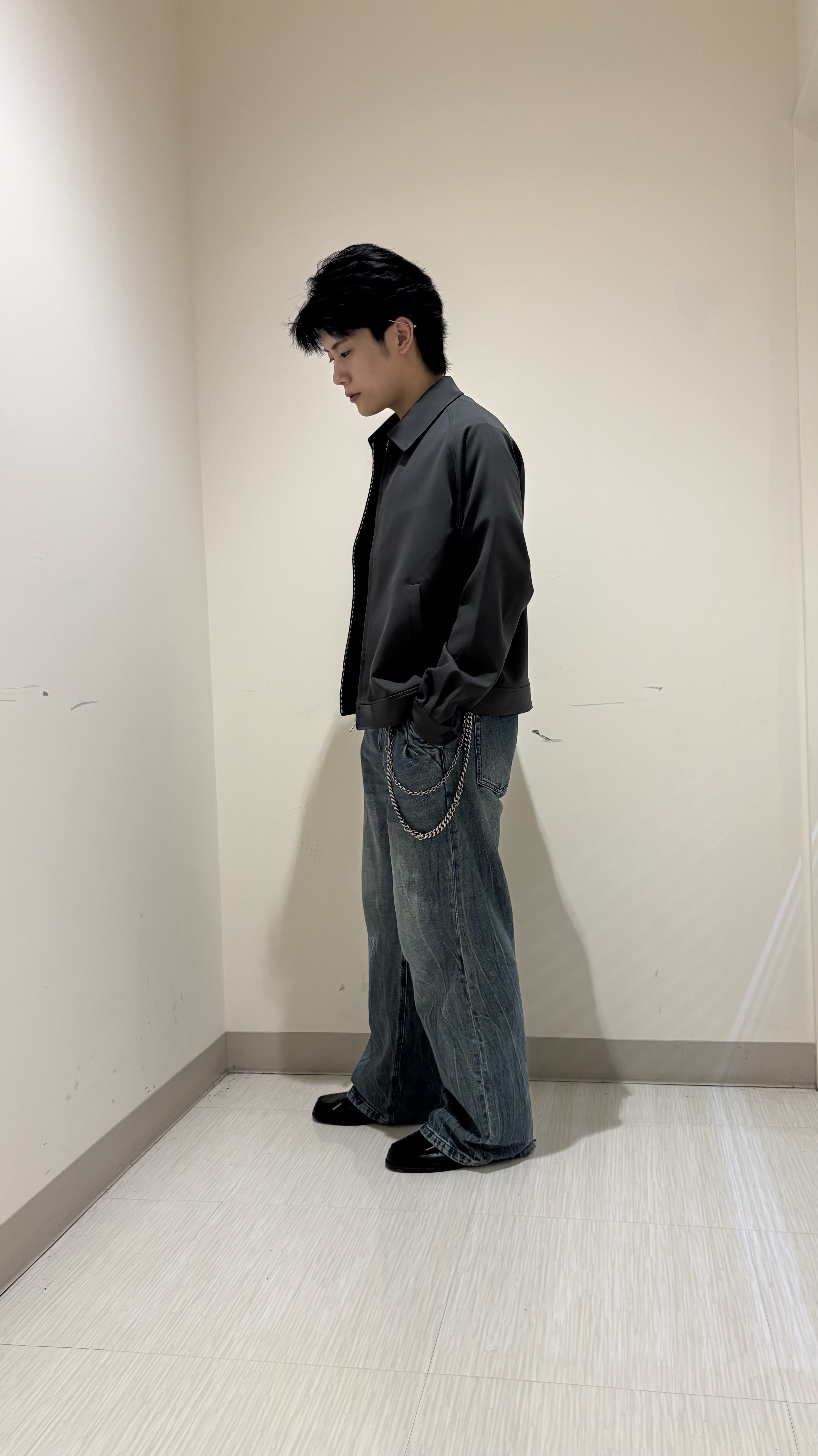 辻一樹さんの「tk.TAKEO KIKUCHI｜◆【防シワ／ストレッチ/セット対応可】smart shift series ジップブルゾン」を使ったコーディネート
