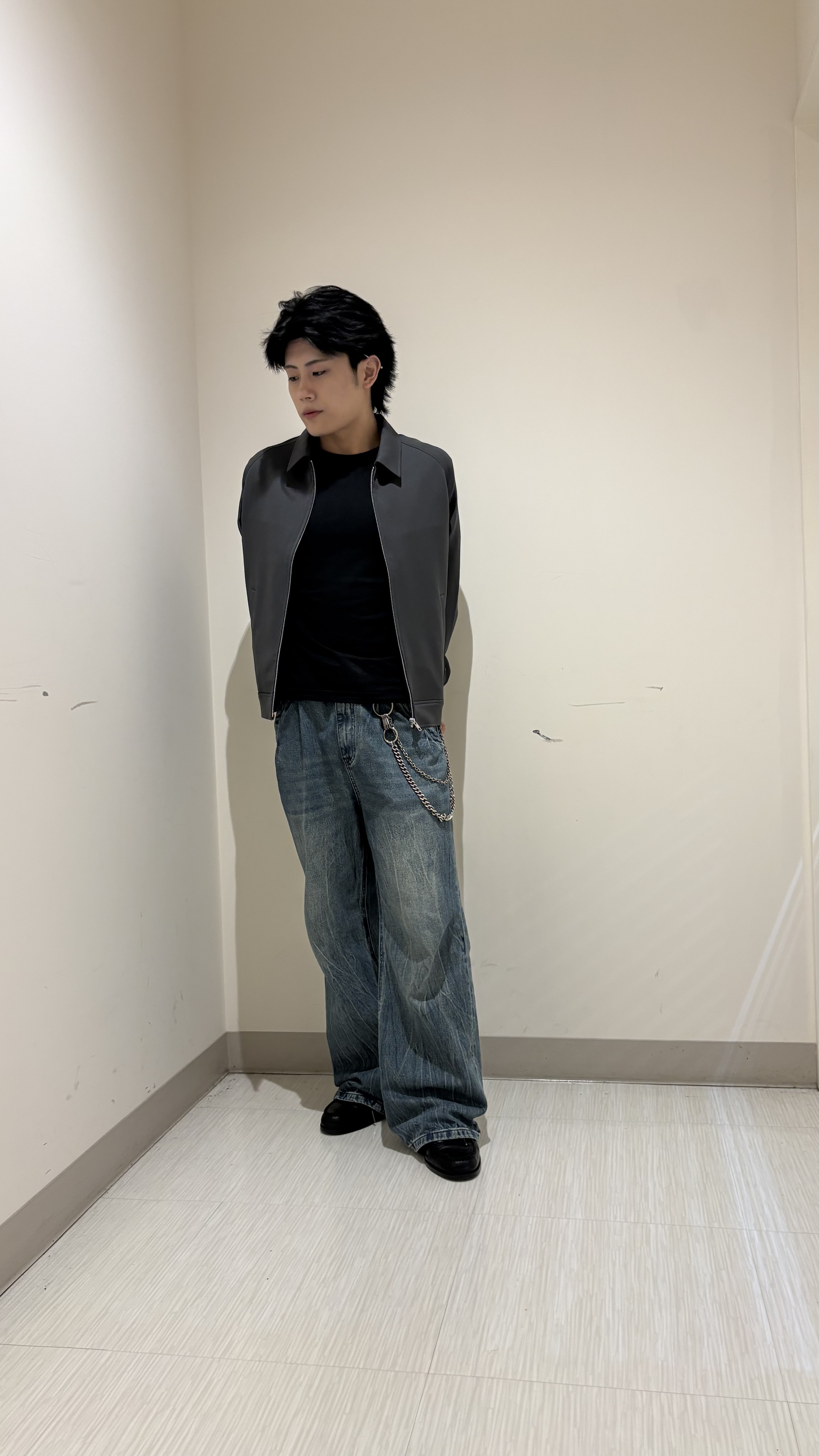 辻一樹さんの「tk.TAKEO KIKUCHI｜◆【防シワ／ストレッチ/セット対応可】smart shift series ジップブルゾン」を使ったコーディネート