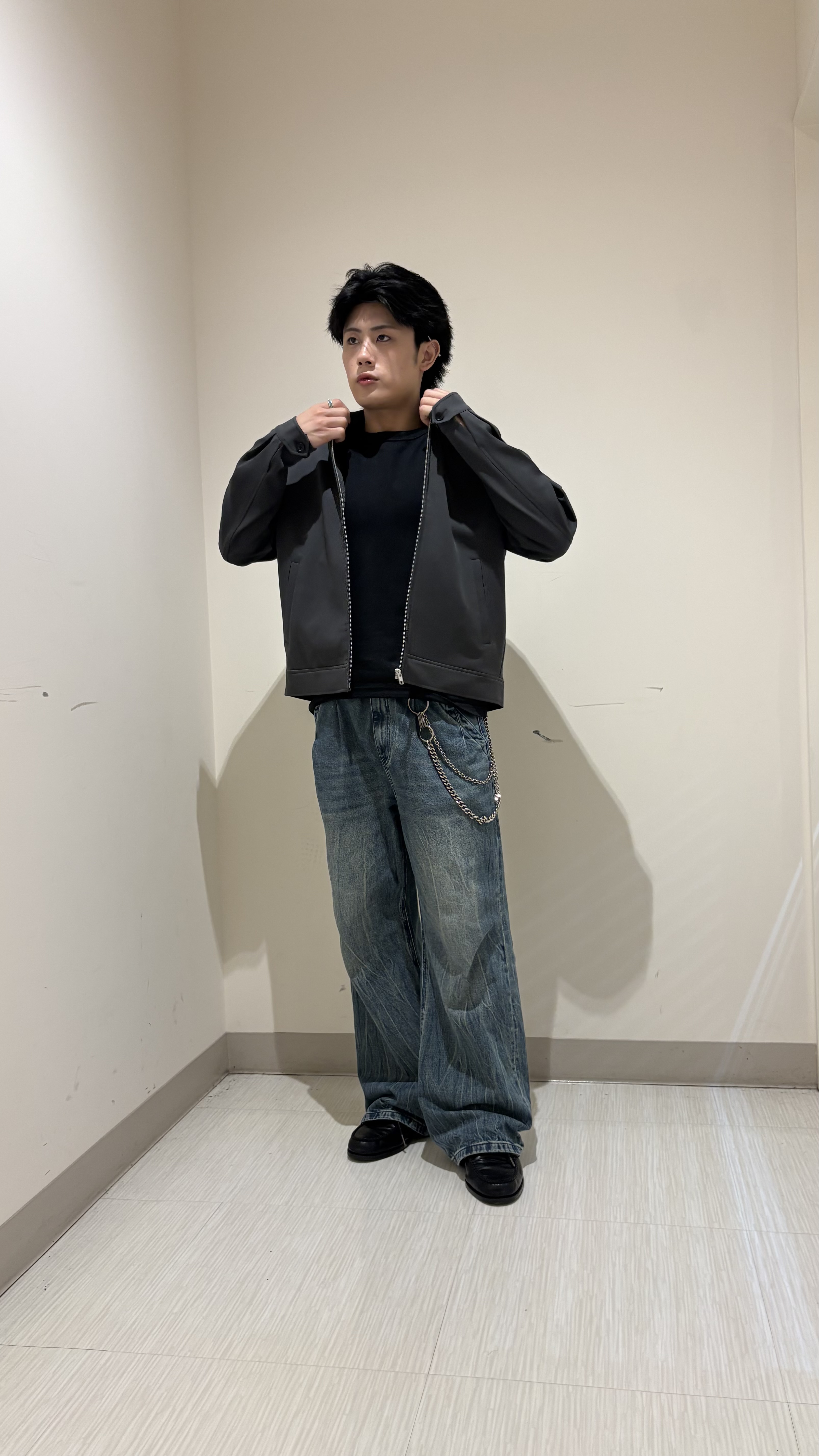 辻一樹さんの「tk.TAKEO KIKUCHI｜◆【防シワ／ストレッチ/セット対応可】smart shift series ジップブルゾン」を使ったコーディネート