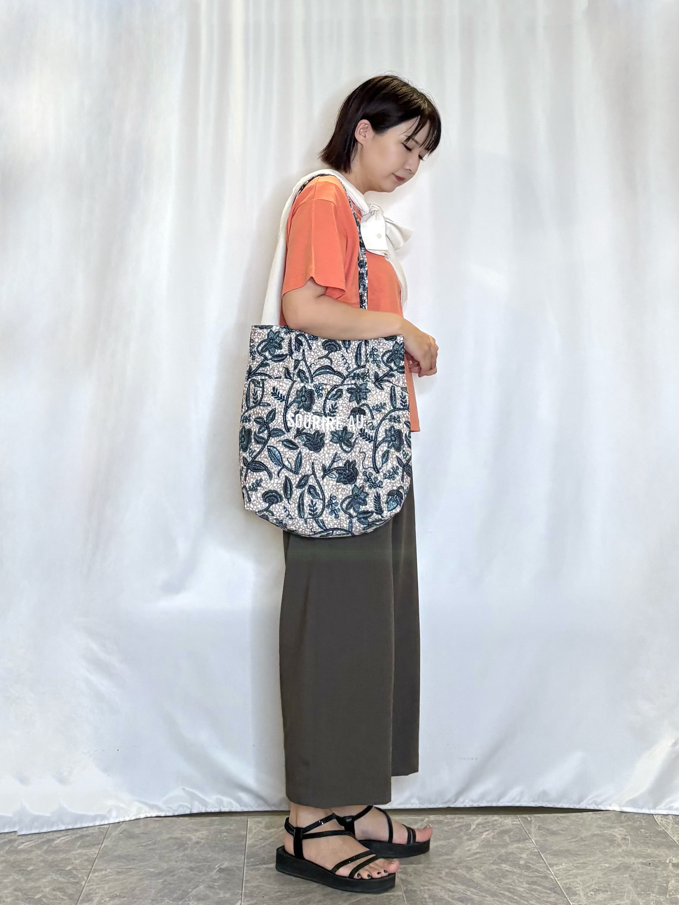 ネリさんの「SHOO･LA･RUE｜【通気性〇/S-LL/洗濯機可】羽織にも使いやすい きちんとベーシックシャツ」を使ったコーディネート