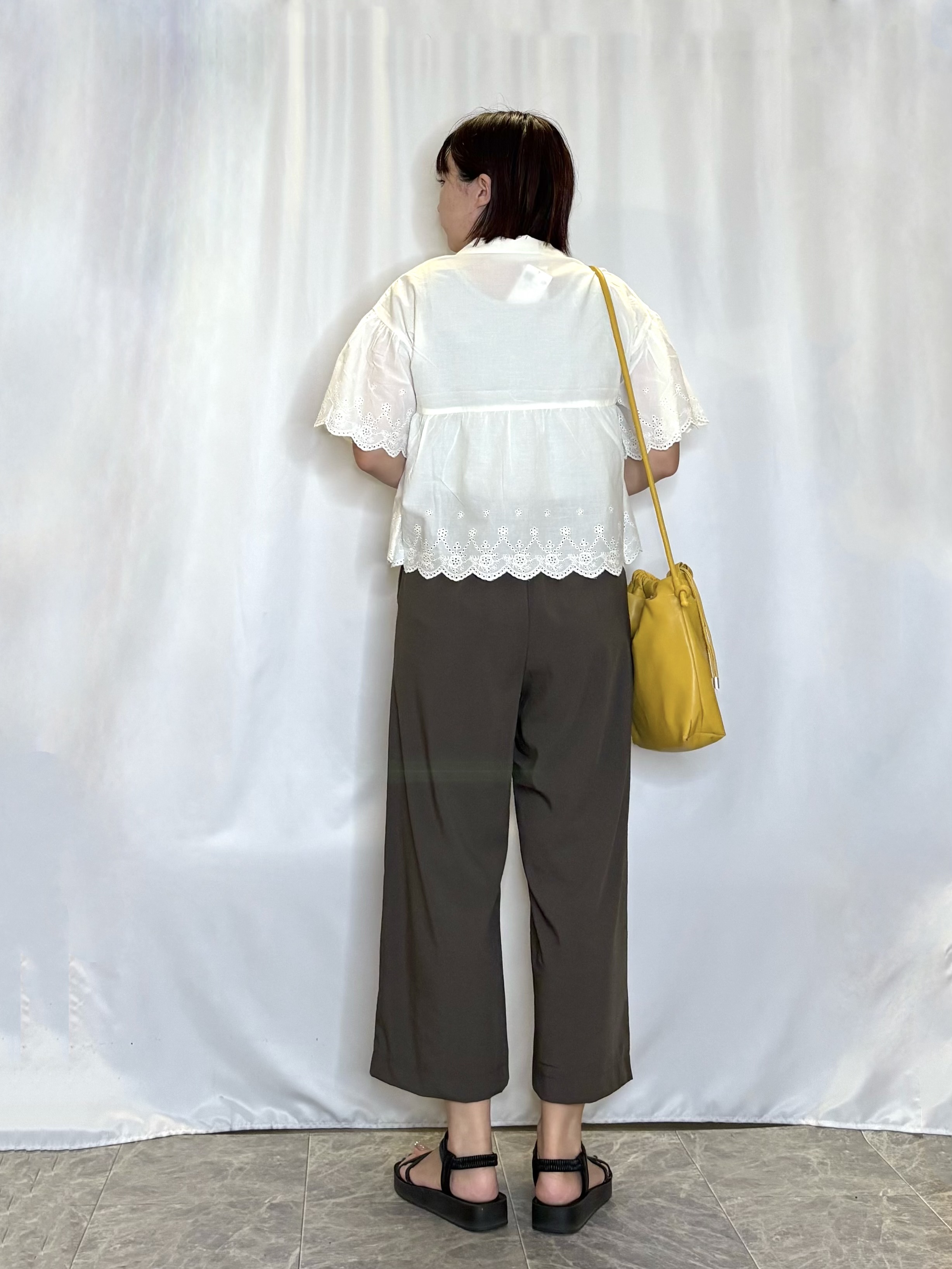 ネリさんの「SHOO･LA･RUE｜【洗濯機可/綿100％/体型カバー】刺繍レースがこなれ見え 二の腕が隠せる ペプラムブラウス」を使ったコーディネート