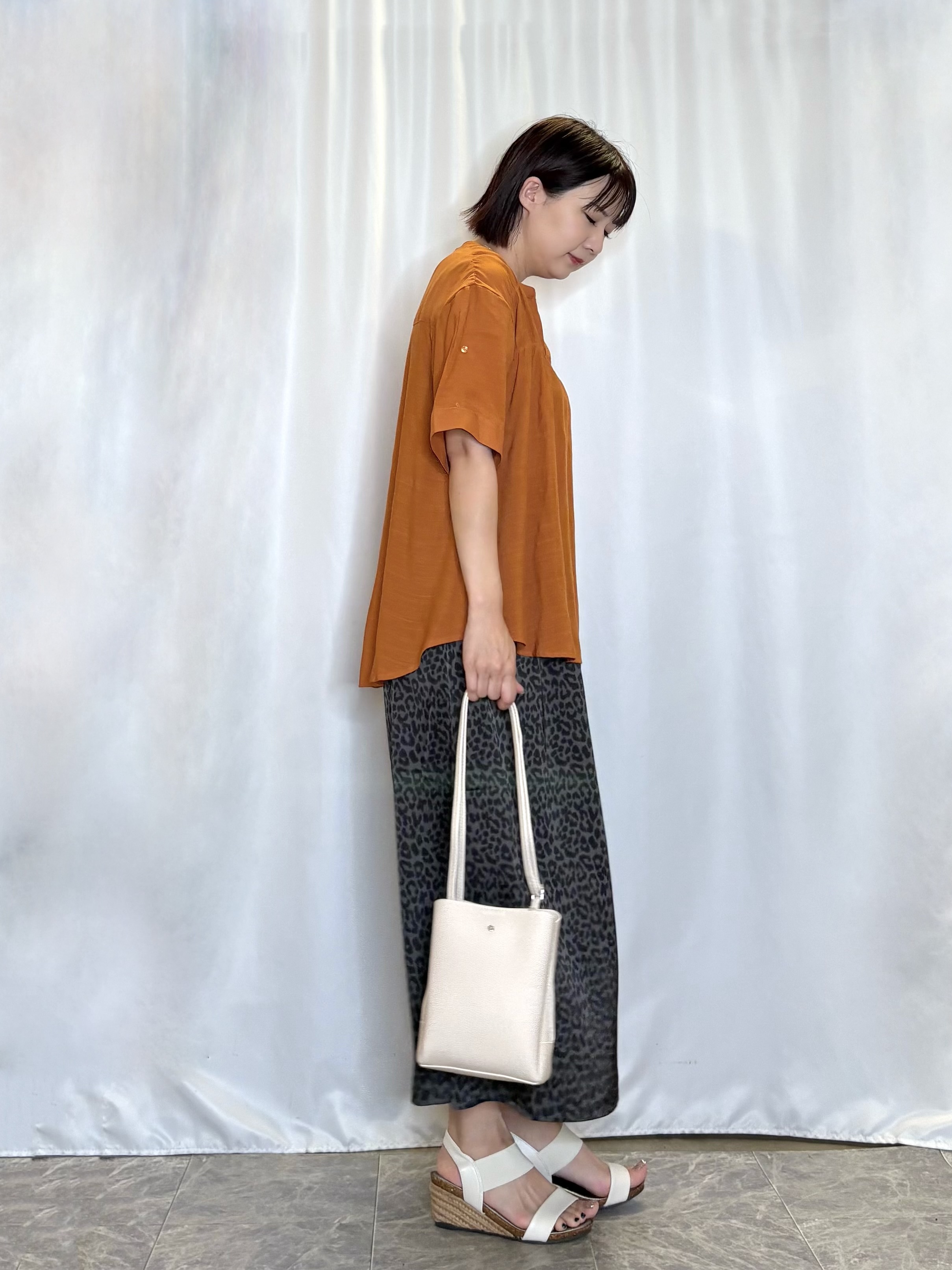 ネリさんの「SHOO･LA･RUE｜【UV/洗濯機可】お袖の長さが調整出来る シャーリングスキッパーブラウス」を使ったコーディネート