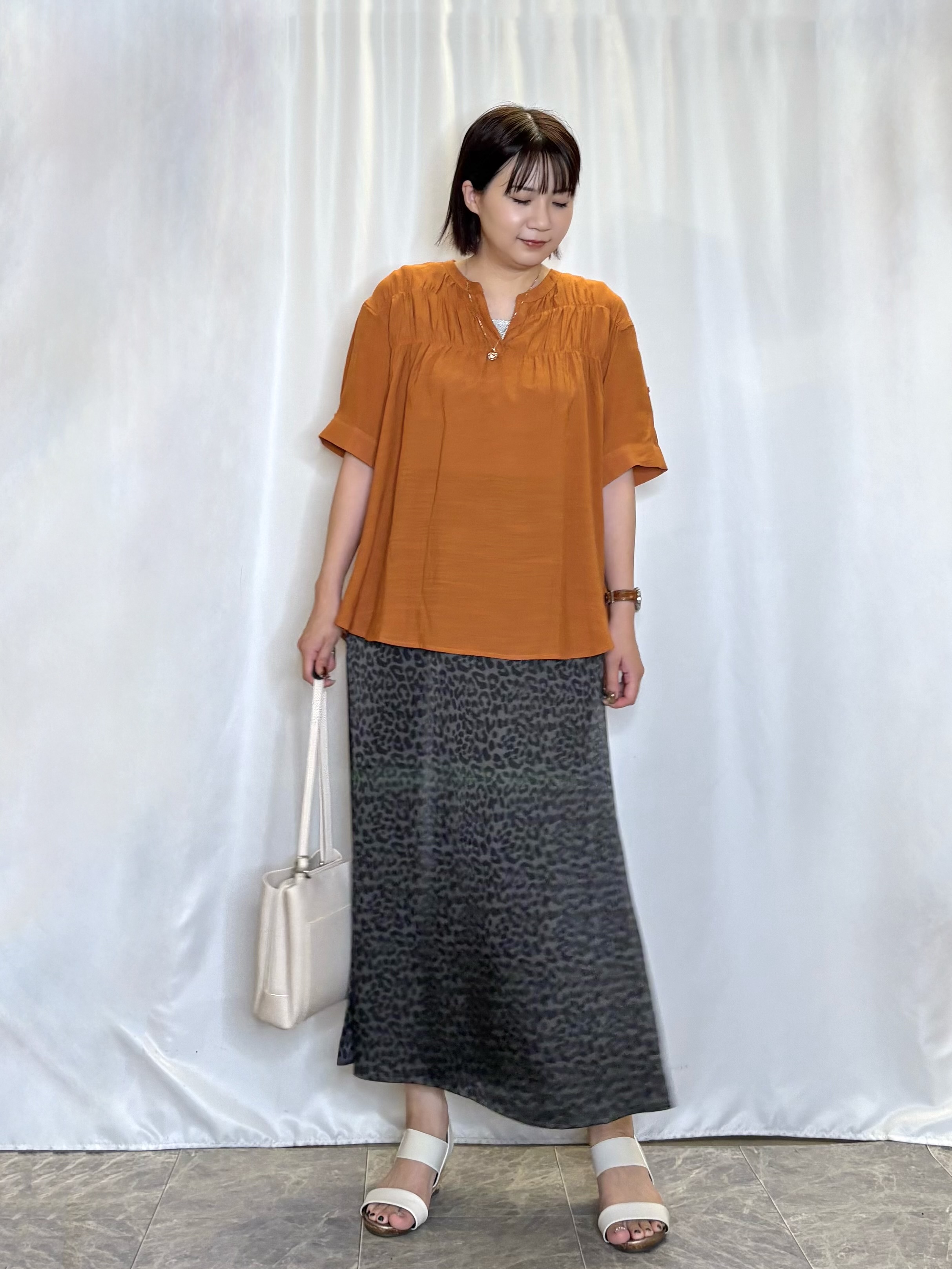 ネリさんの「SHOO･LA･RUE｜【UV/洗濯機可】お袖の長さが調整出来る シャーリングスキッパーブラウス」を使ったコーディネート